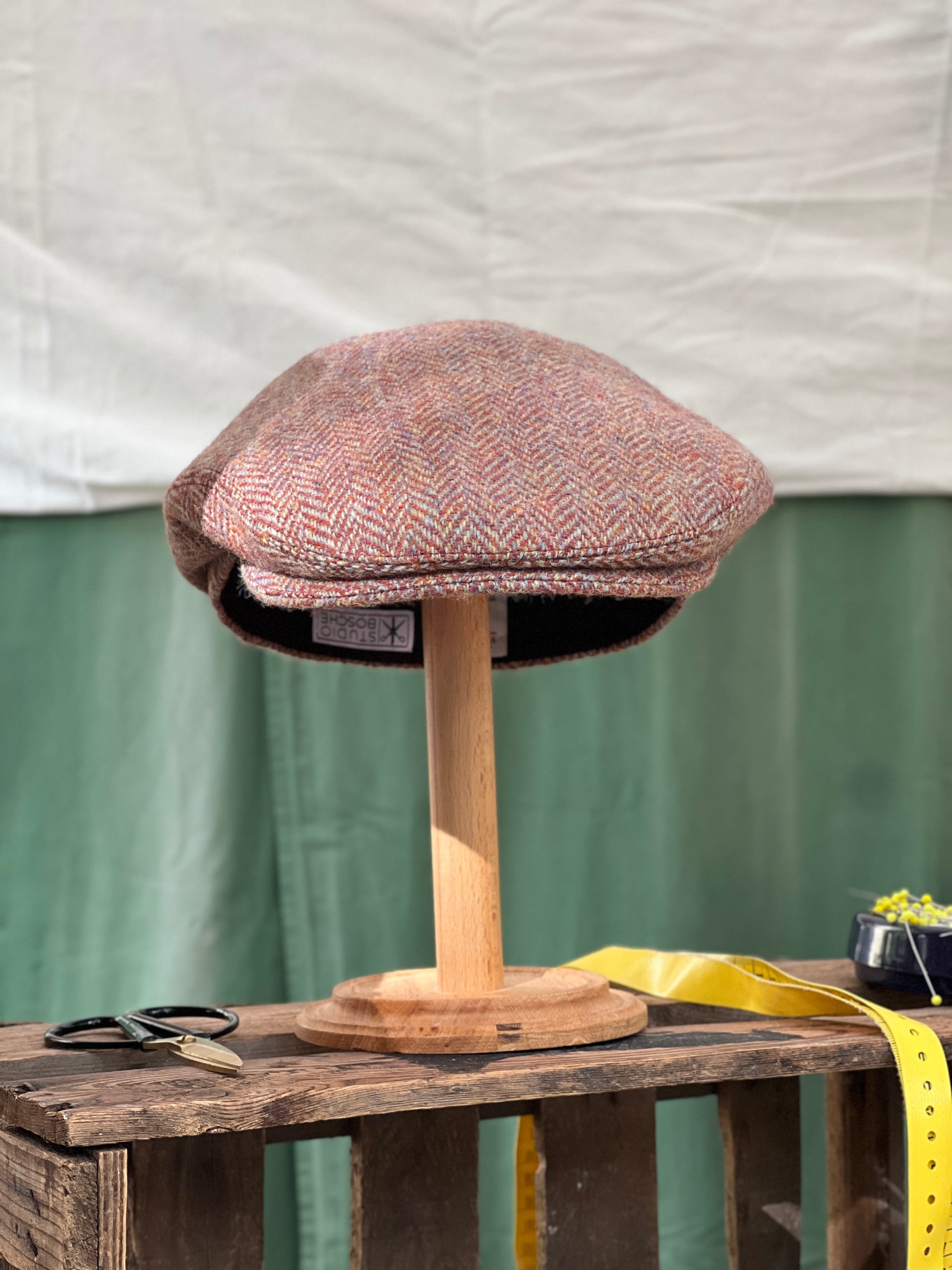 Handgefertigte Klassische Studio Bosche Schiebermütze Harris Tweed Wolle Fischgrat Orange für Herren, Front