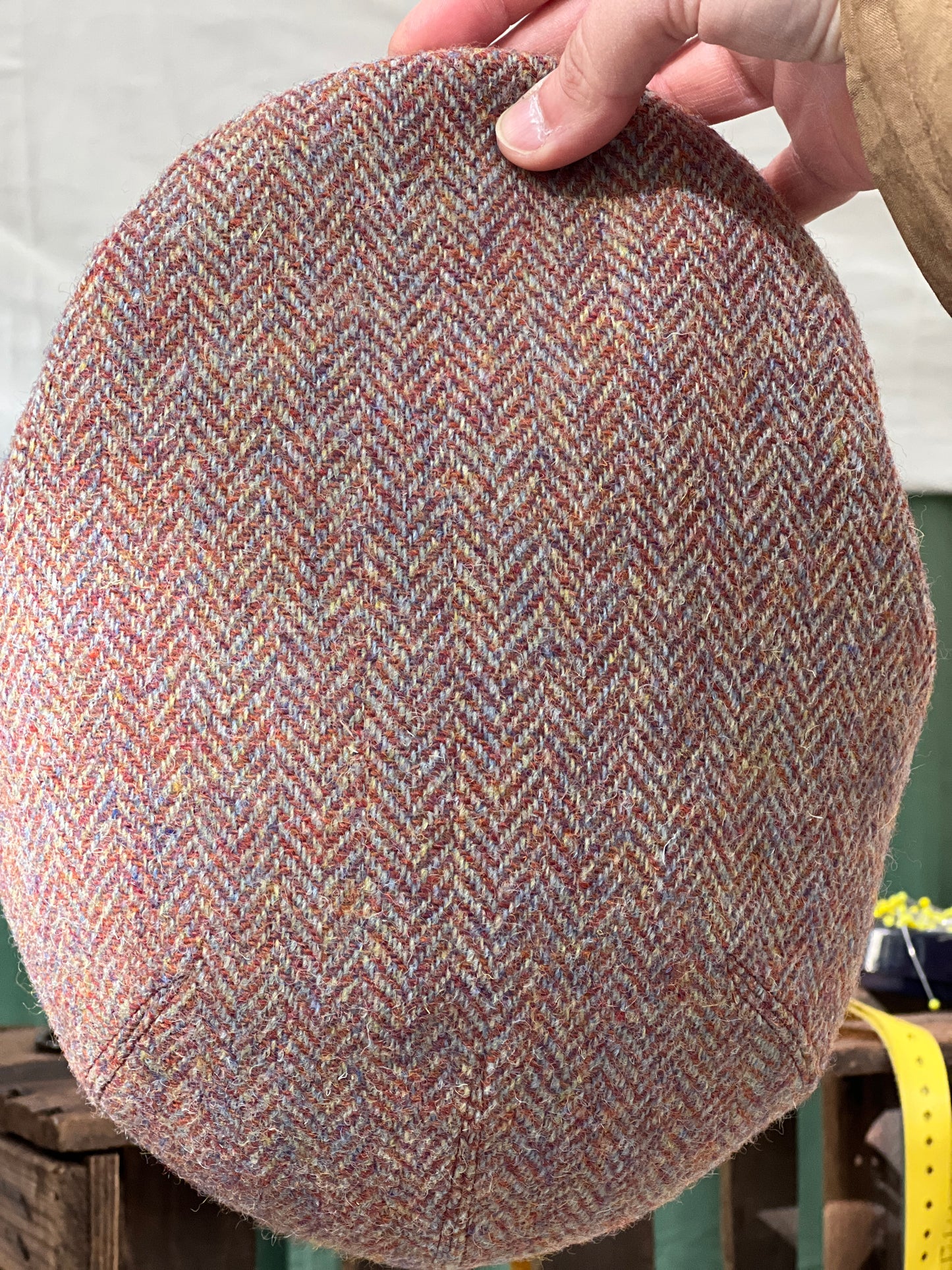 Handgefertigte Klassische Studio Bosche Schiebermütze Harris Tweed Wolle Fischgrat Orange für Herren, oben