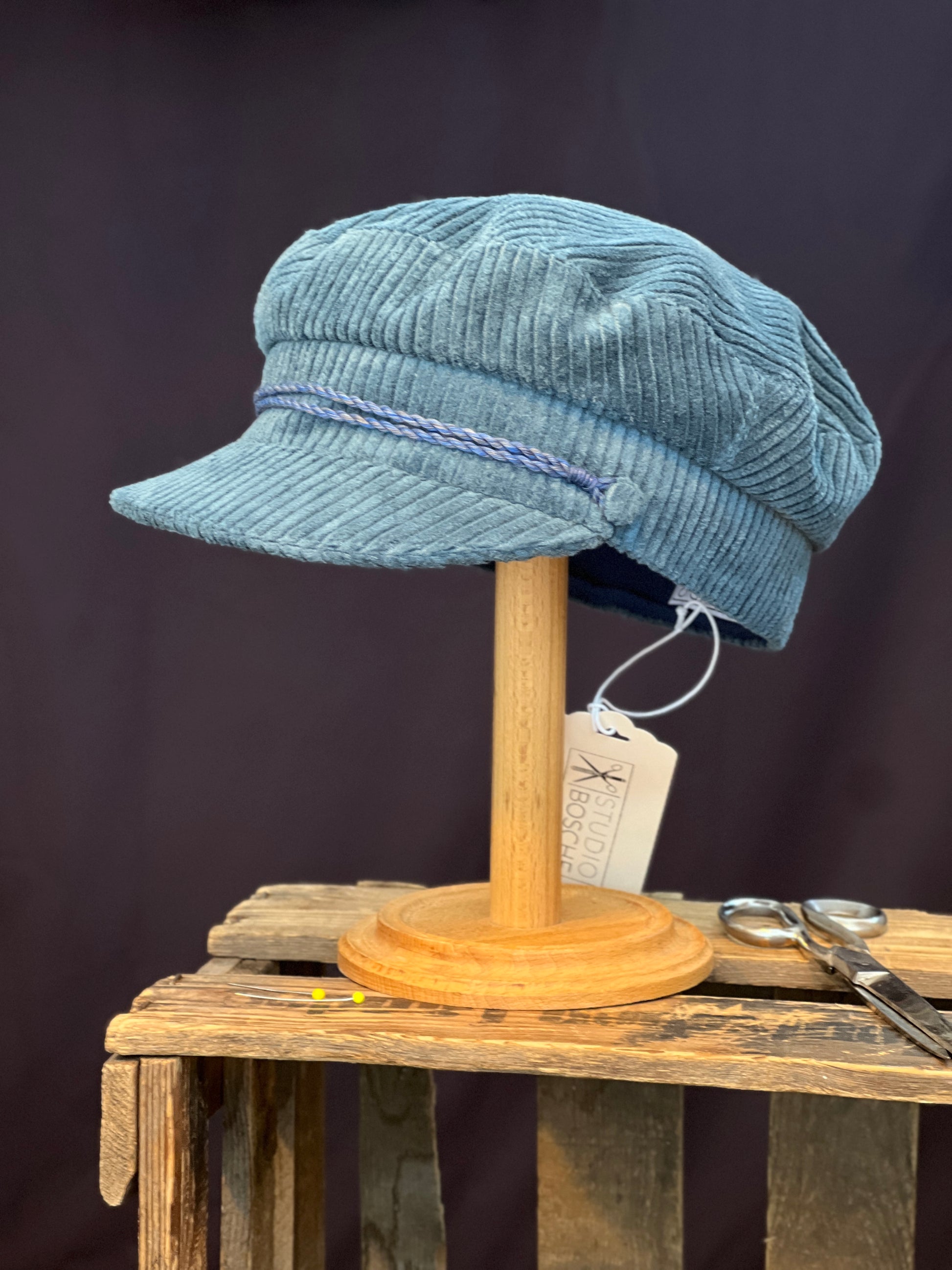 Studio Bosche Prinz Heinrich Mütze Ciro Cord Blau Handgefertigt Vorne Links