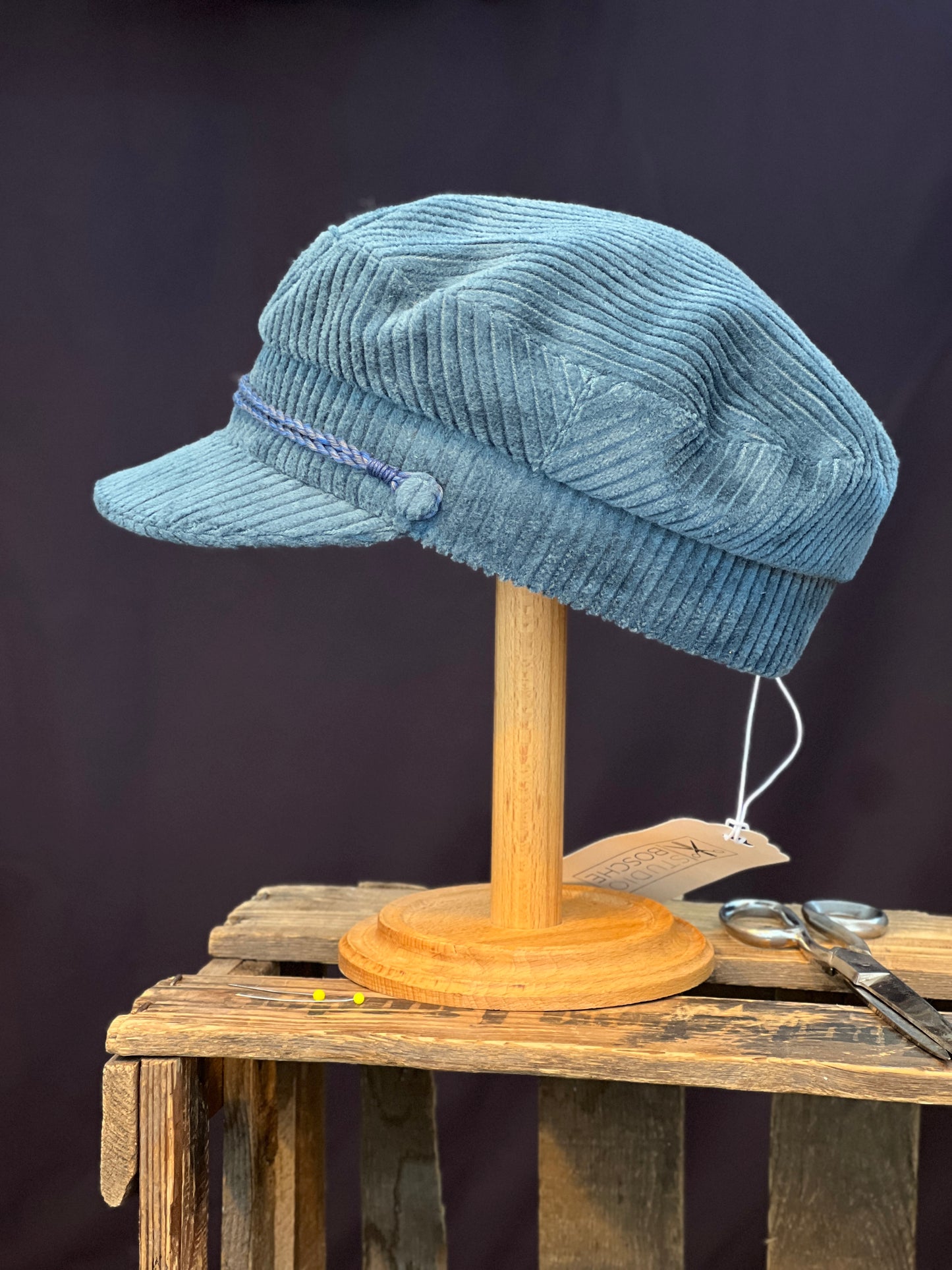 Studio Bosche Prinz Heinrich Mütze Ciro Cord Blau Handgefertigt Seite Links