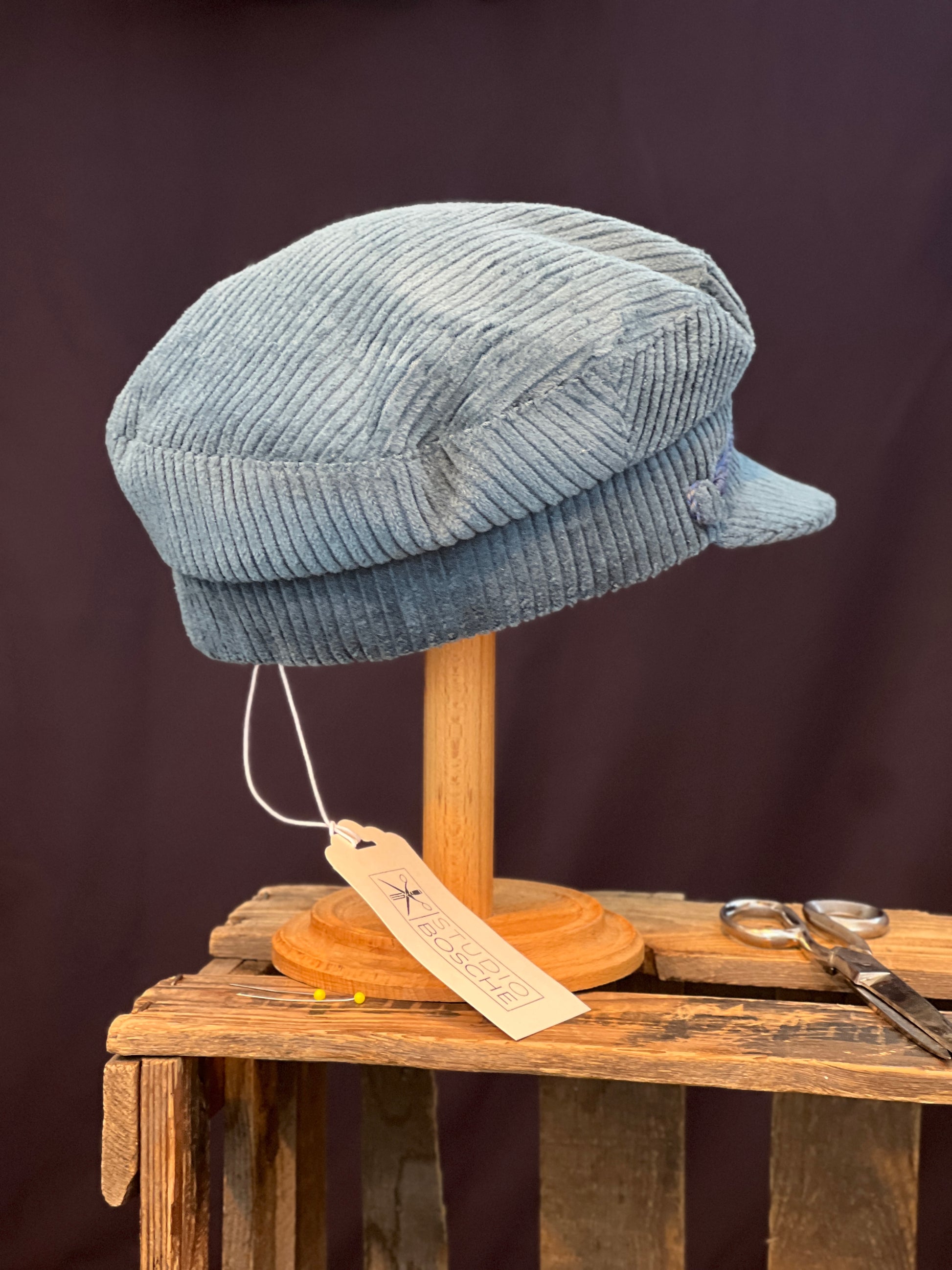 Studio Bosche Prinz Heinrich Mütze Ciro Cord Blau Handgefertigt Seite Hinten