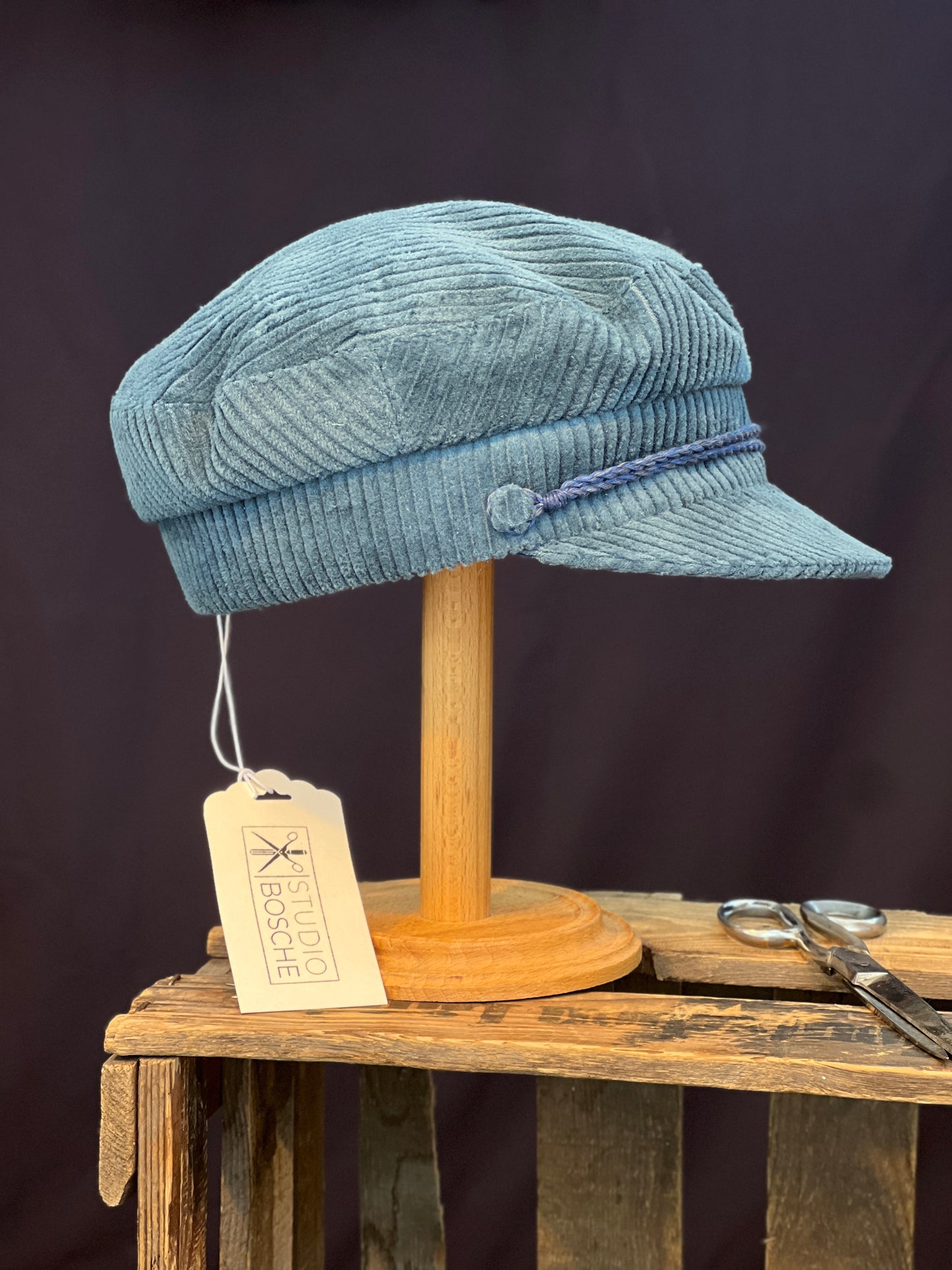 Studio Bosche Prinz Heinrich Mütze Ciro Cord Blau Handgefertigt Seite Rechts