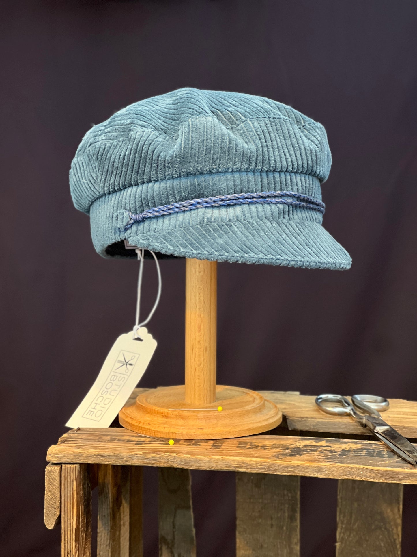 Studio Bosche Prinz Heinrich Mütze Ciro Cord Blau Handgefertigt Vorne Seite