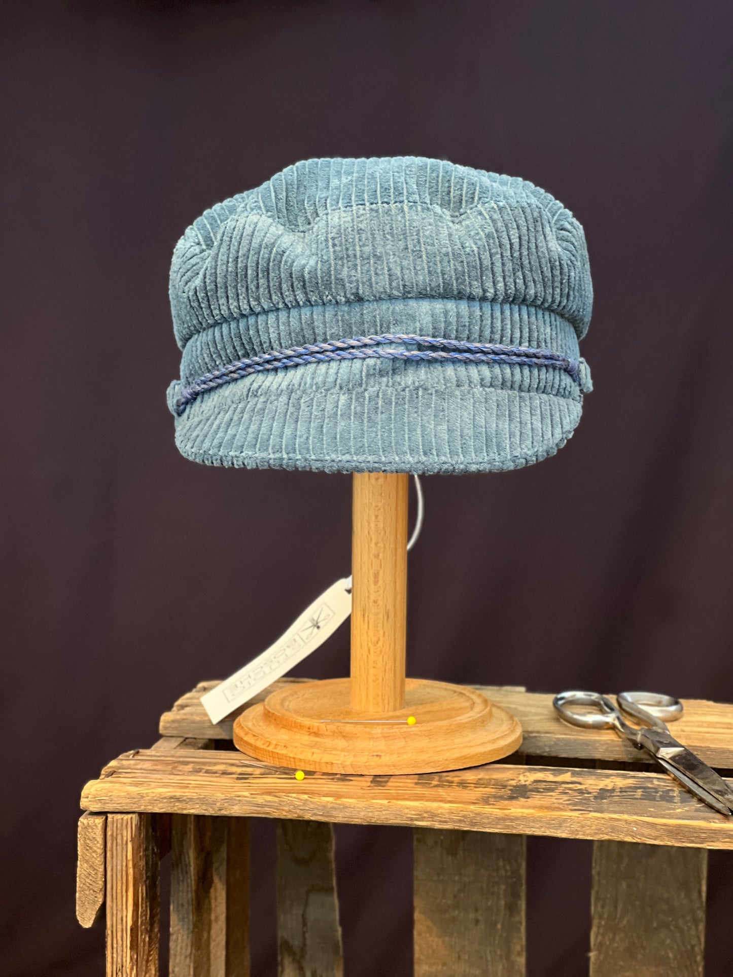 Studio Bosche Prinz Heinrich Mütze Ciro Cord Blau Handgefertigt Vorne