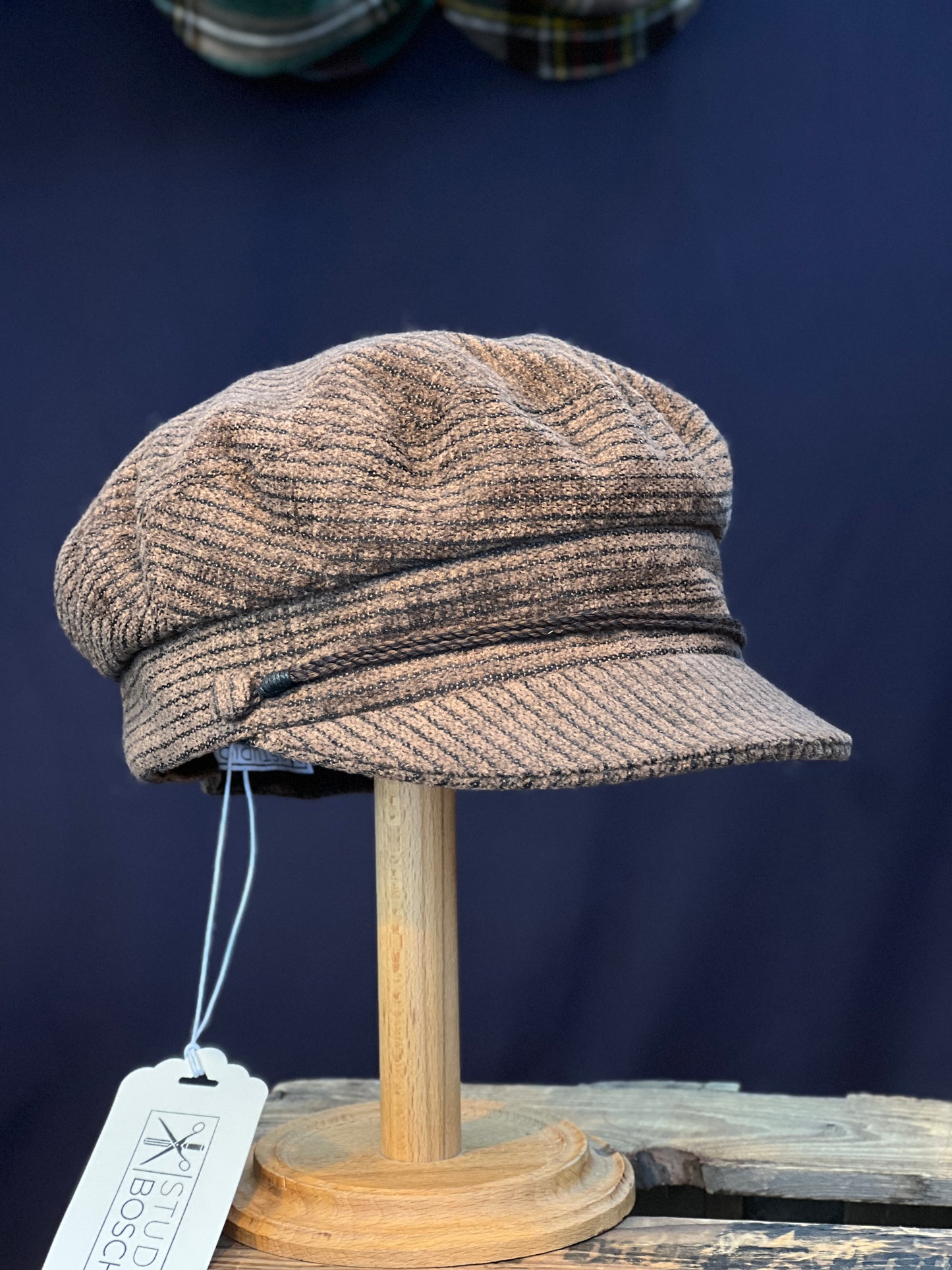 Studio Bosche Prinz Heinrich Mütze Braun Gestreifte Wolle Braun Vorne Rechts