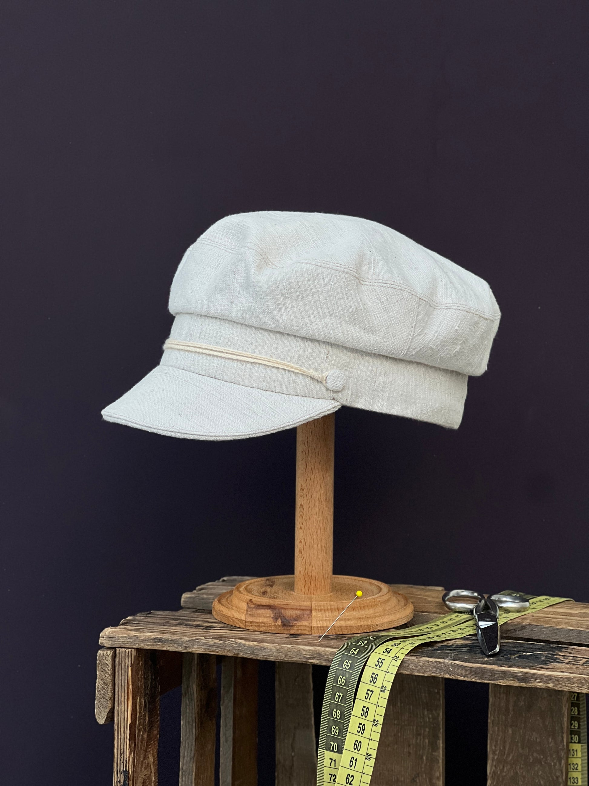 Studio Bosche Prinz Heinrich Mütze Handgefertigt aus Leinen Naturfarben Vorne Links