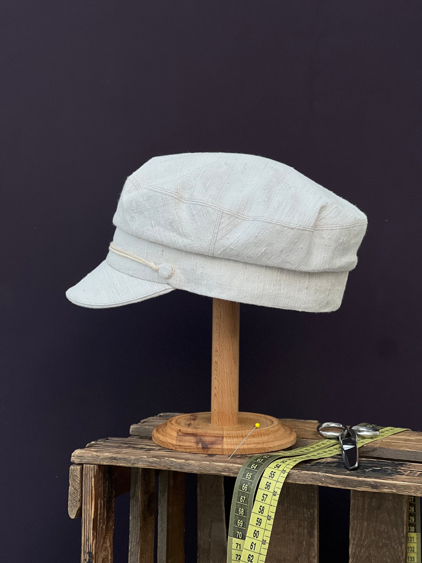 Studio Bosche Prinz Heinrich Mütze Handgefertigt aus Leinen Naturfarben Seite Links