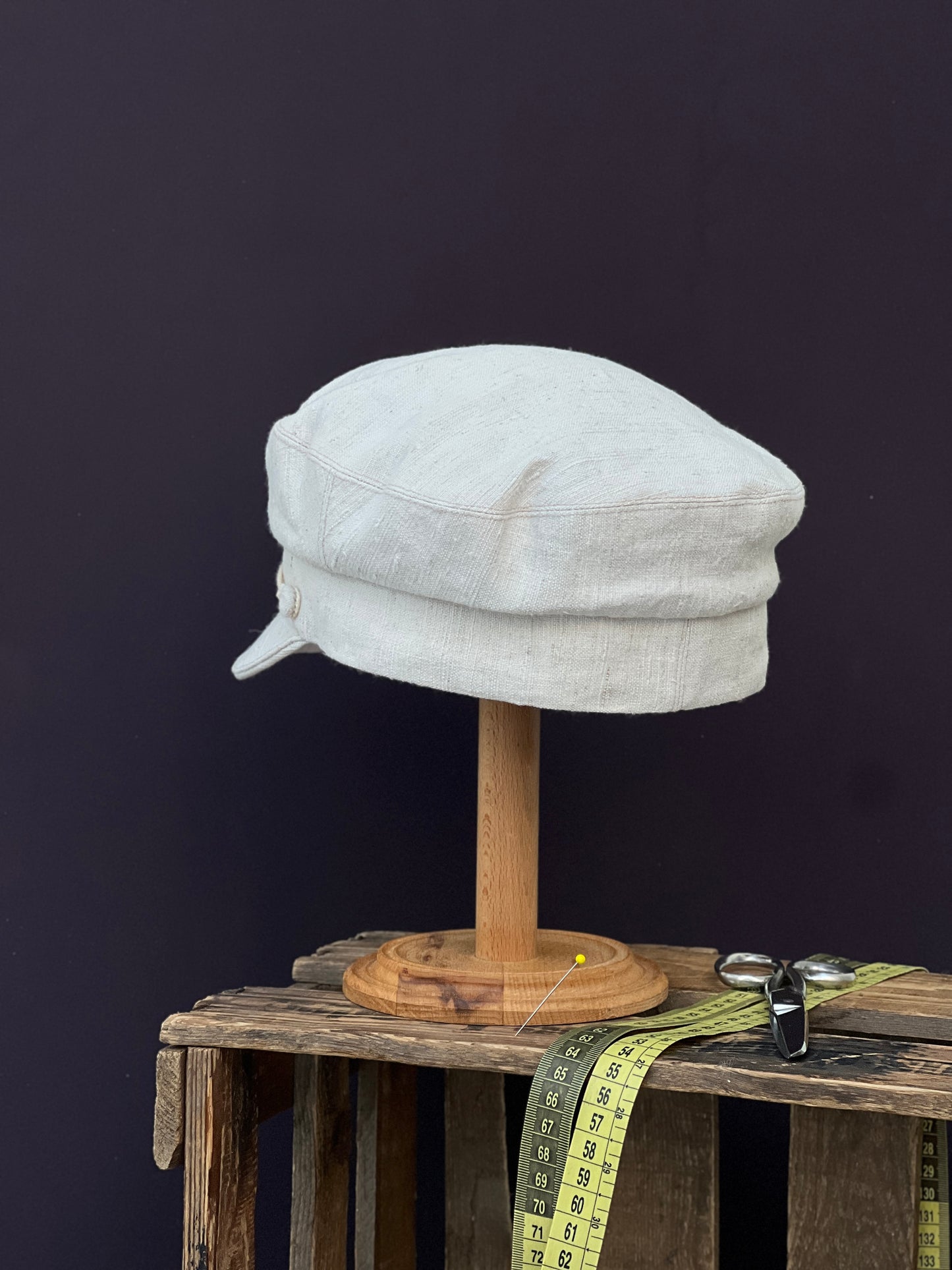 Studio Bosche Prinz Heinrich Mütze Handgefertigt aus Leinen Naturfarben Hinten Links