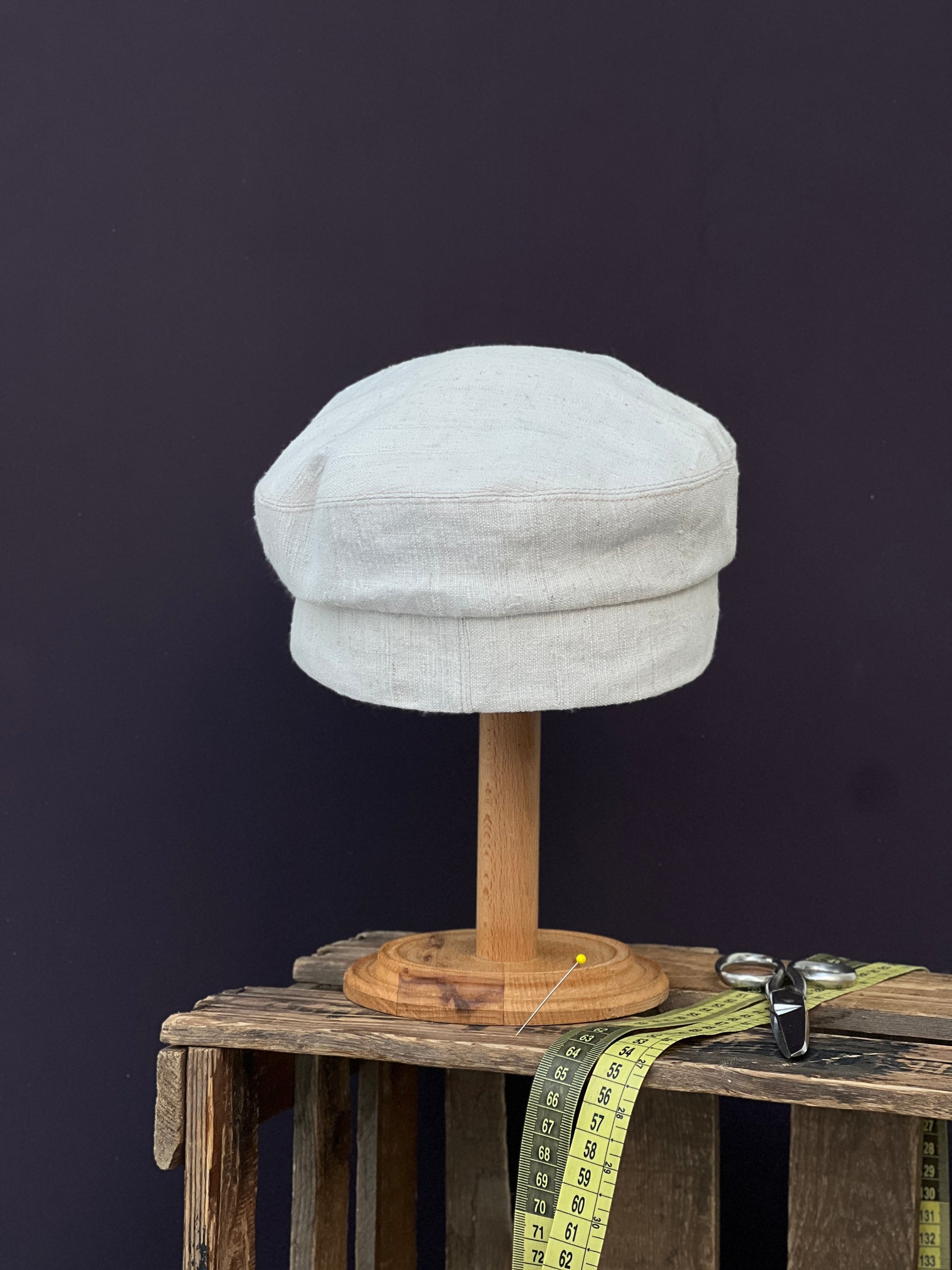 Studio Bosche Prinz Heinrich Mütze Handgefertigt aus Leinen Naturfarben Hinten