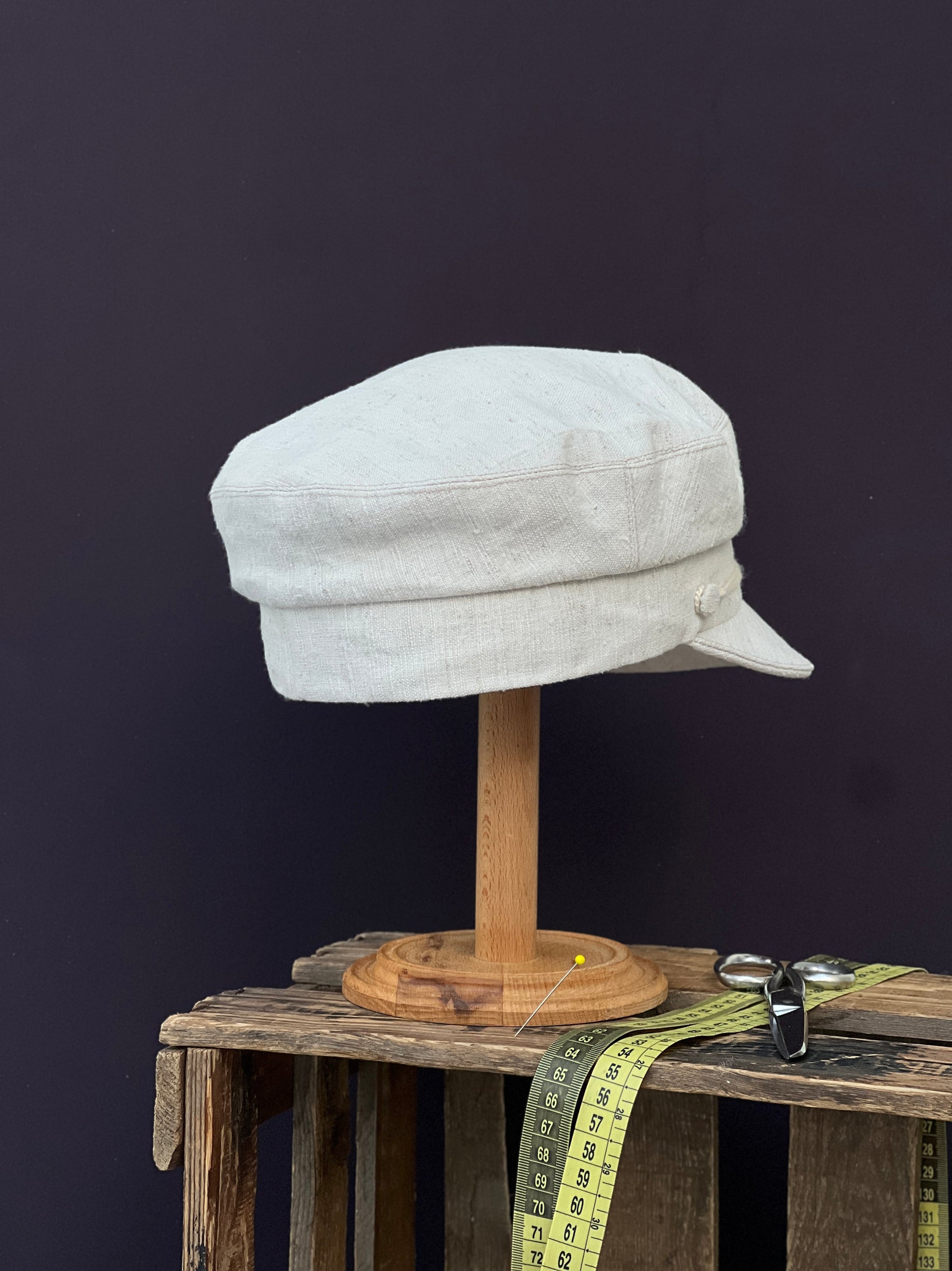 Studio Bosche Prinz Heinrich Mütze Handgefertigt aus Leinen Naturfarben Hinten Rechts