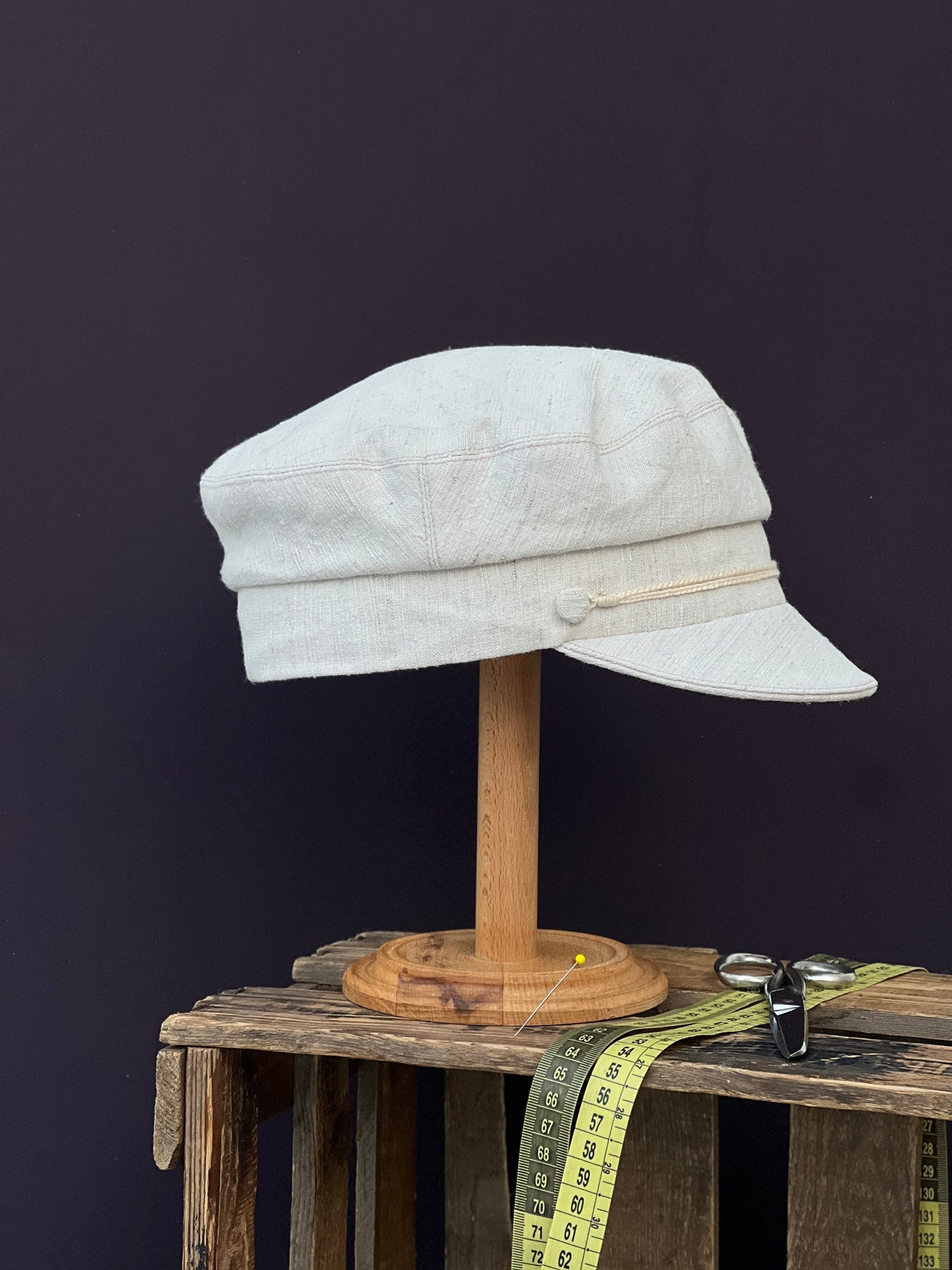 Studio Bosche Prinz Heinrich Mütze Handgefertigt aus Leinen Naturfarben Seite Rechts