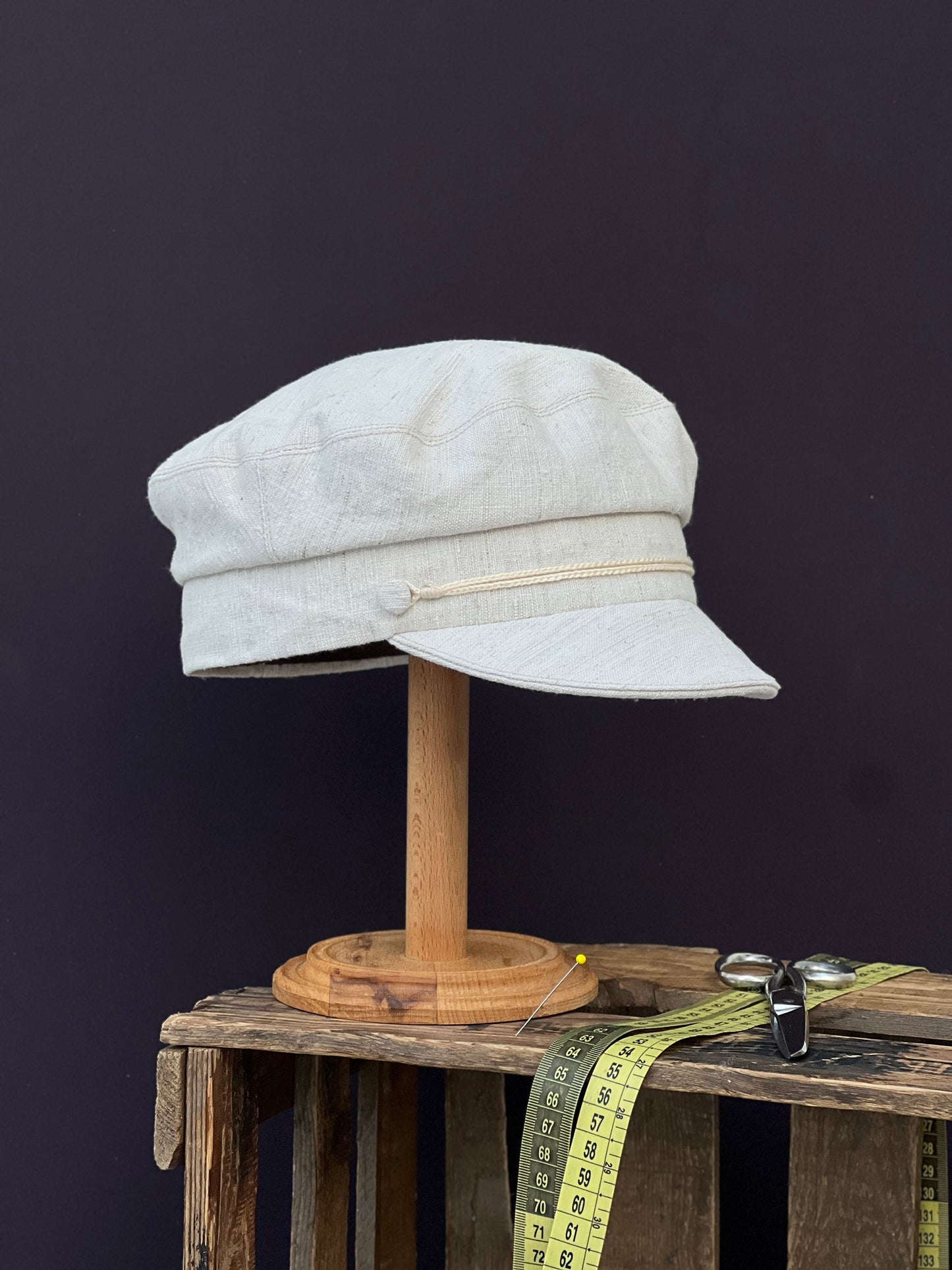 Studio Bosche Prinz Heinrich Mütze Handgefertigt aus Leinen Naturfarben Vorne Rechts