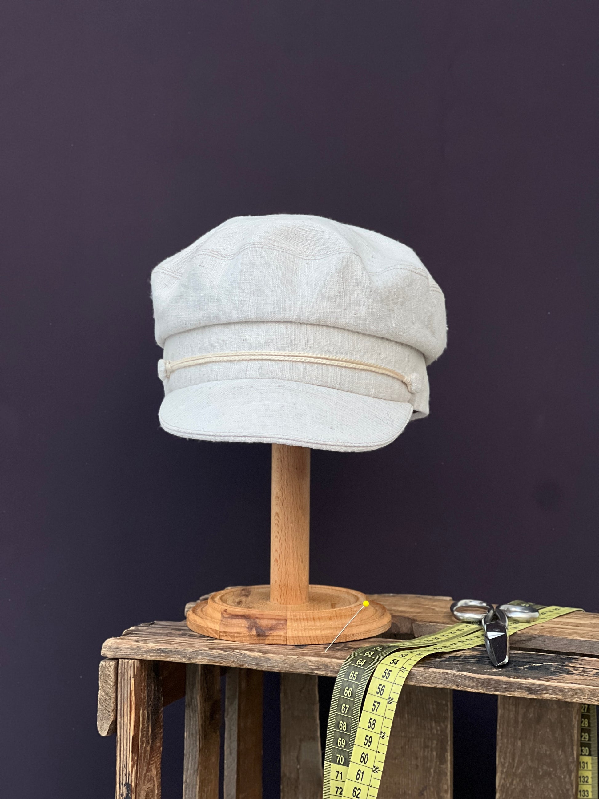 Studio Bosche Prinz Heinrich Mütze Handgefertigt aus Leinen Naturfarben Vorne