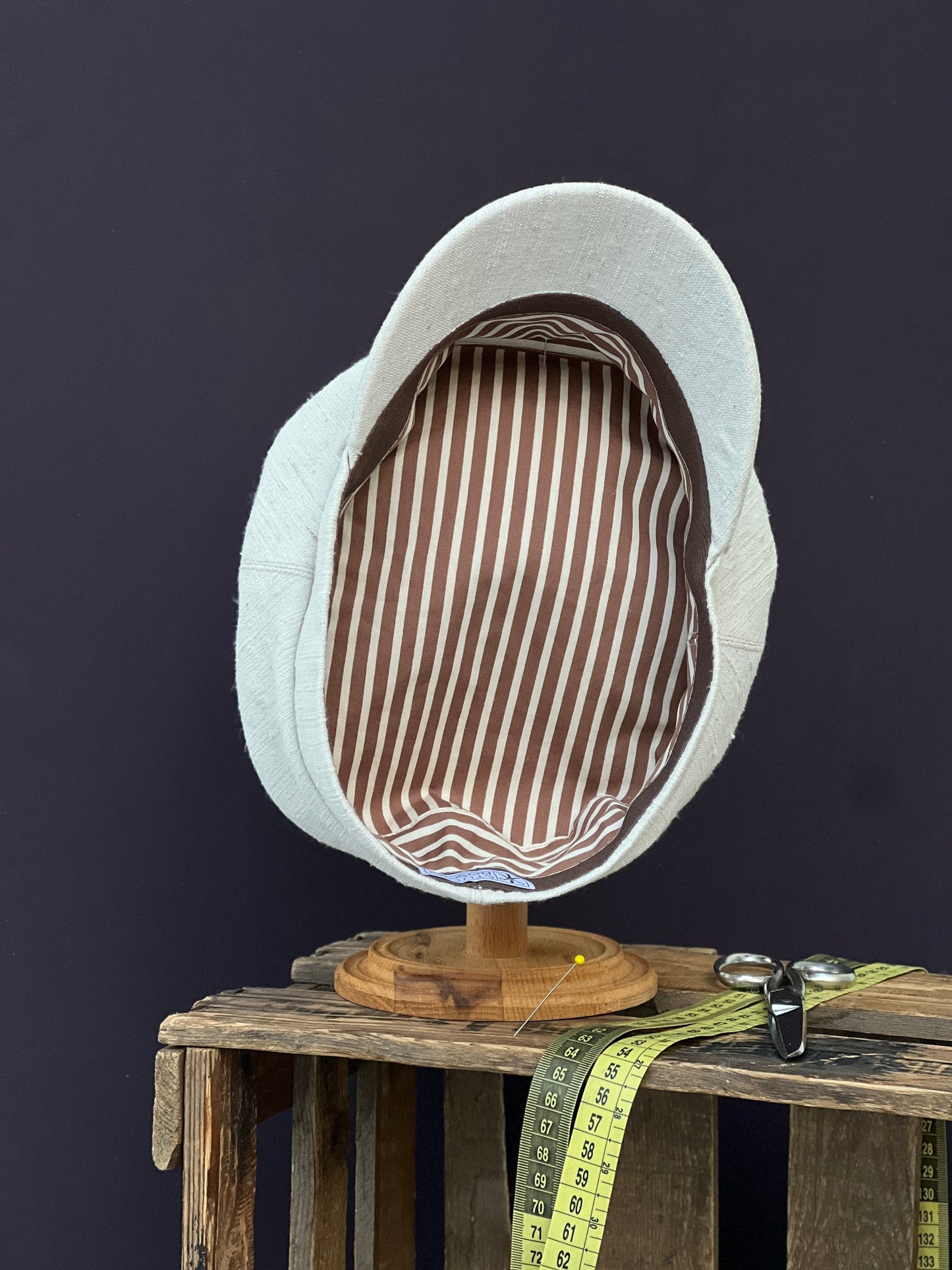 Studio Bosche Prinz Heinrich Mütze Handgefertigt aus Leinen Naturfarben Innen