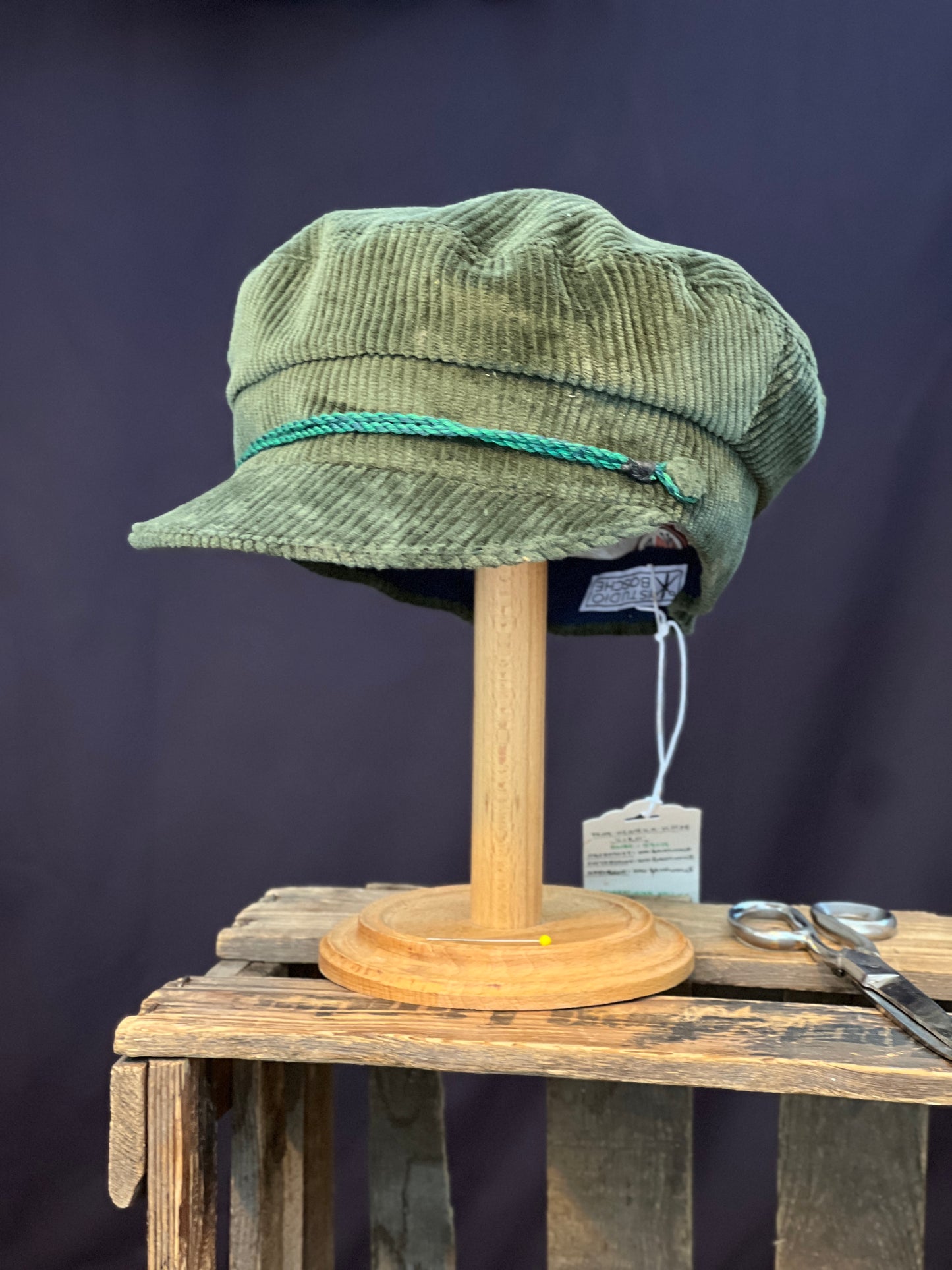 Studio Bosche Handgemachte Prinz Heinrich Mütze Ciro Baumwoll Kord Grün Vorne Seite