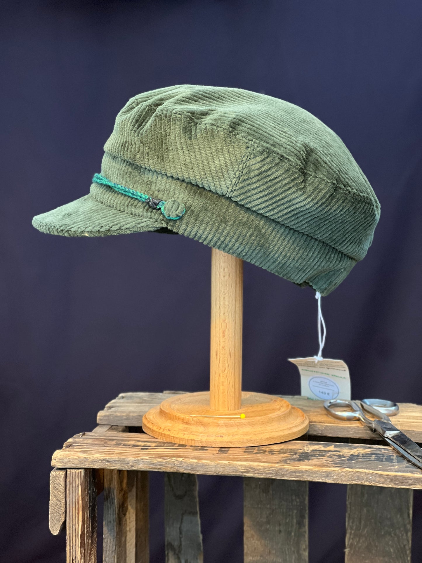 Studio Bosche Handgemachte Prinz Heinrich Mütze Ciro Baumwoll Kord Grün Seite