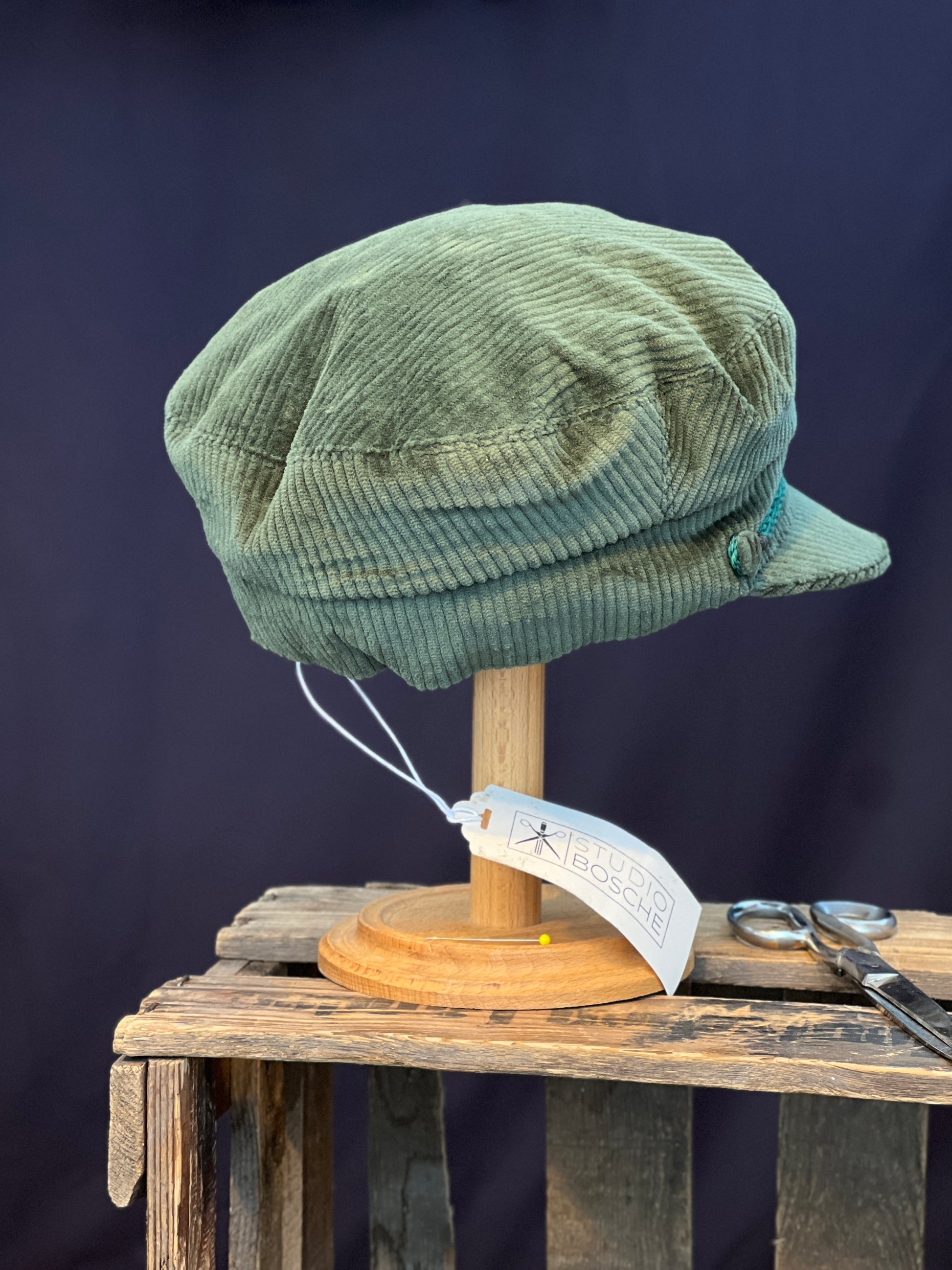 Studio Bosche Handgemachte Prinz Heinrich Mütze Ciro Baumwoll Kord Grün Hinten Seite