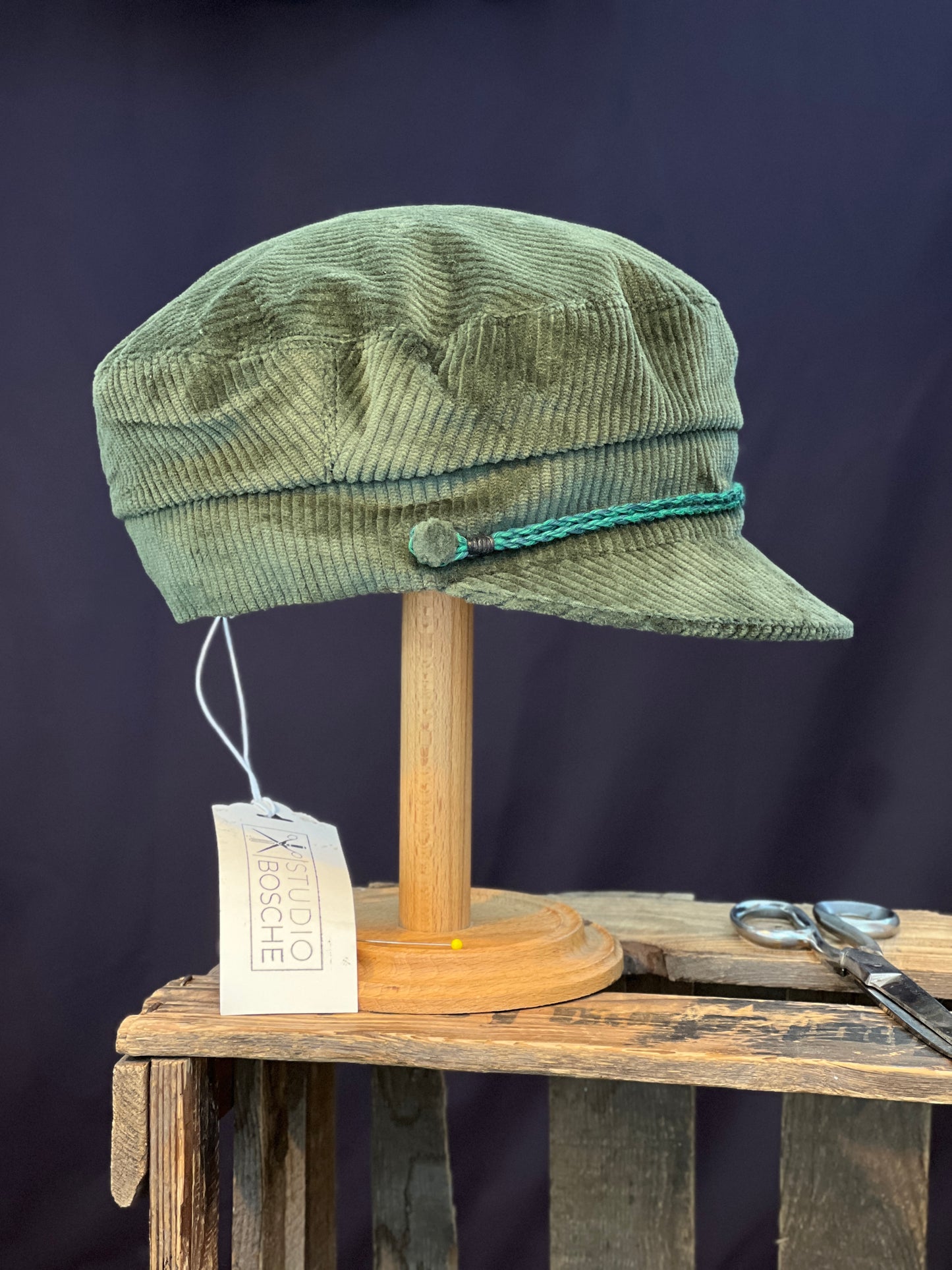 Studio Bosche Handgemachte Prinz Heinrich Mütze Ciro Baumwoll Kord Grün Seite