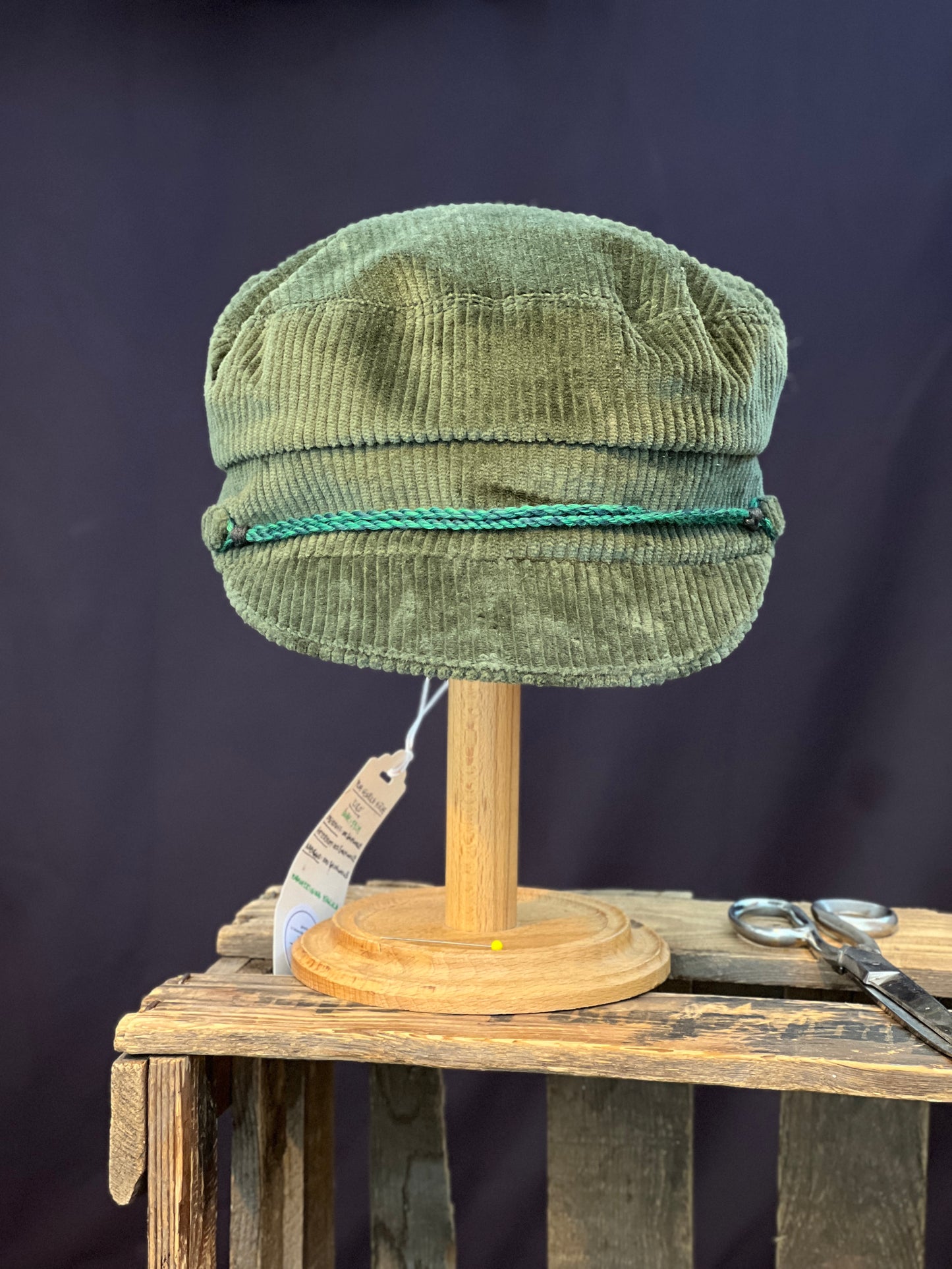 Studio Bosche Handgemachte Prinz Heinrich Mütze Ciro Baumwoll Kord Grün Vorne