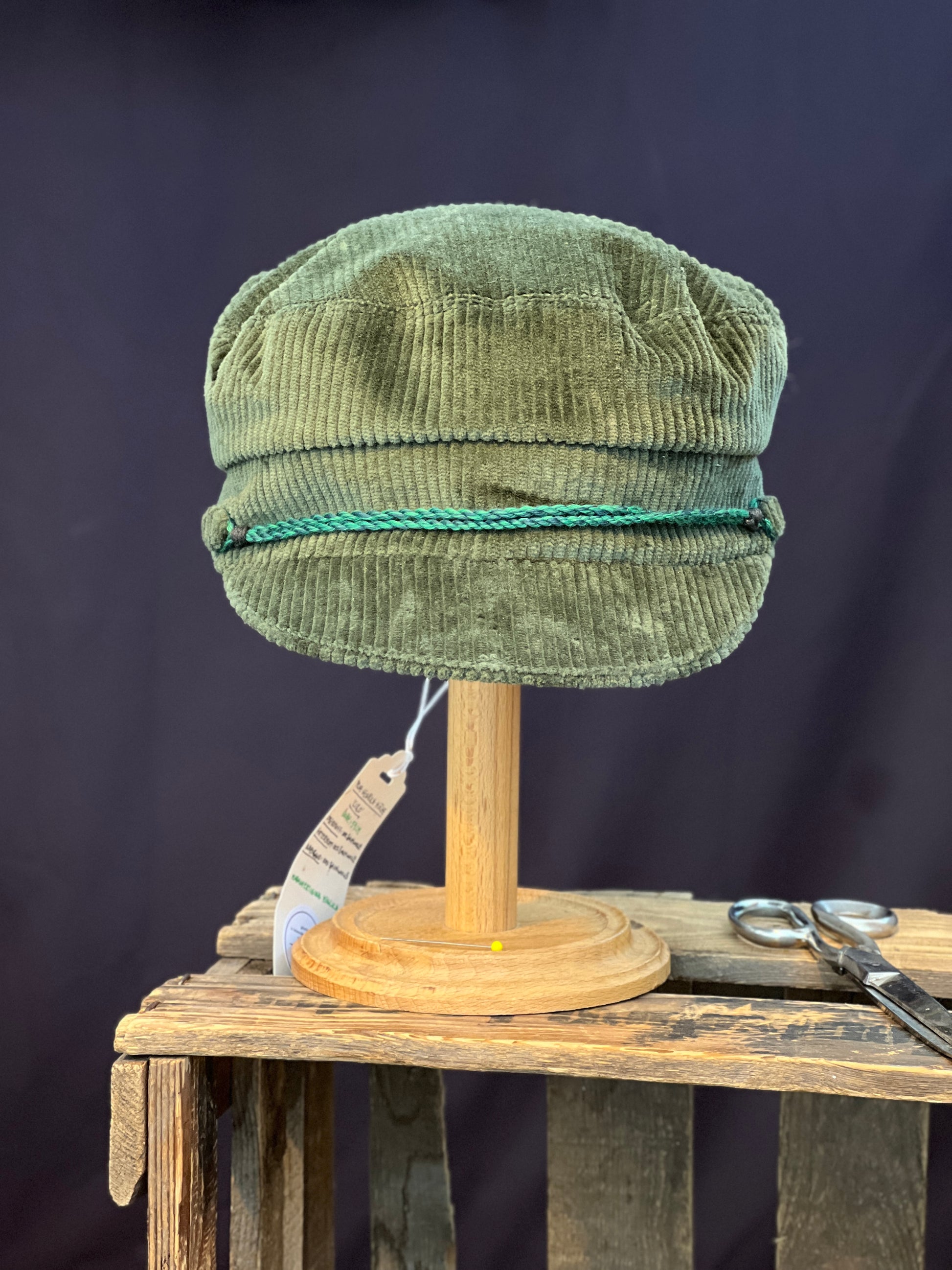 Studio Bosche Handgemachte Prinz Heinrich Mütze Ciro Baumwoll Kord Grün Vorne