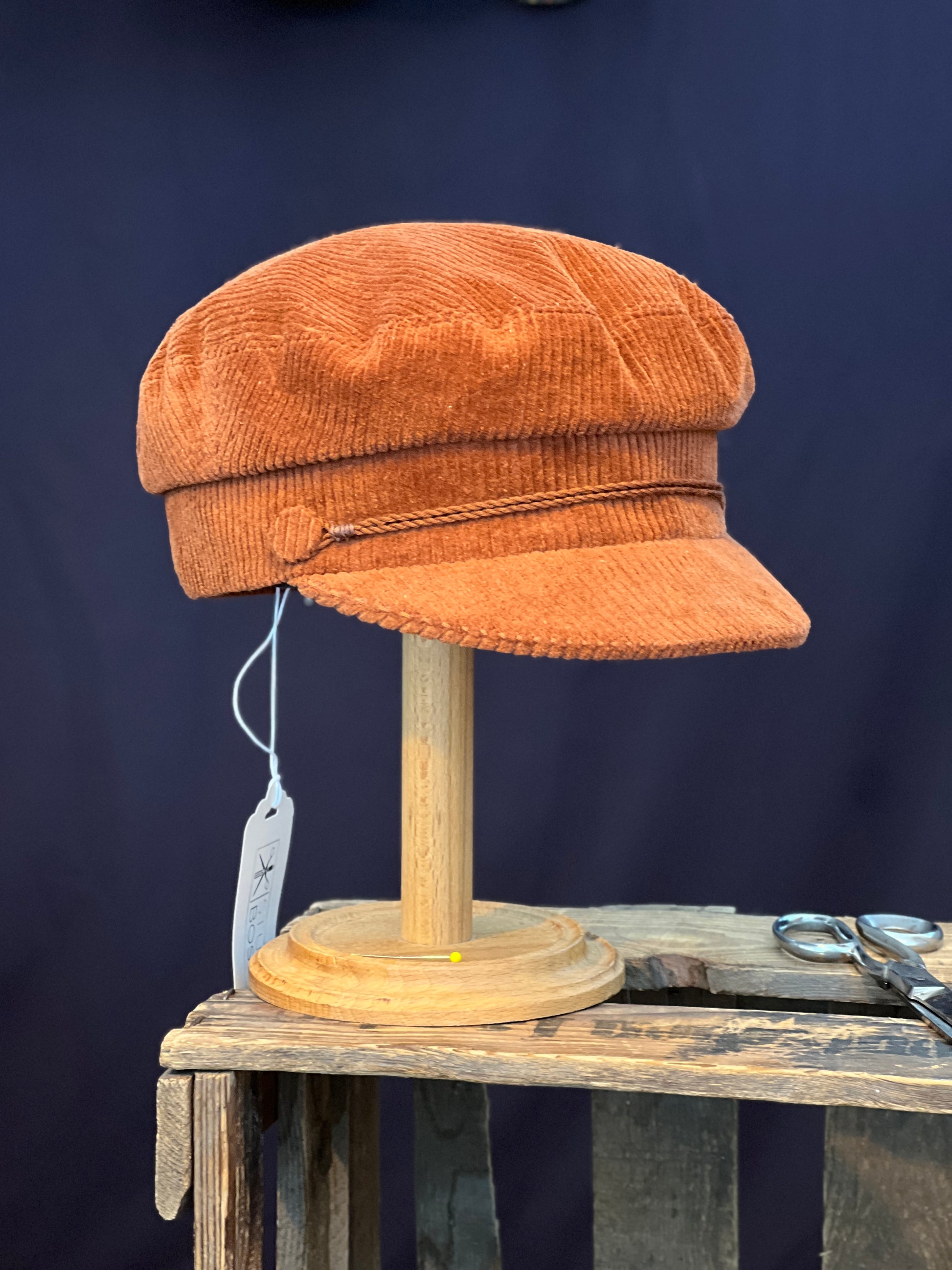 Studio Bosche Handgemachte Prinz Heinrich Mütze Ciro Baumwoll Kord Orange Vorne Seite