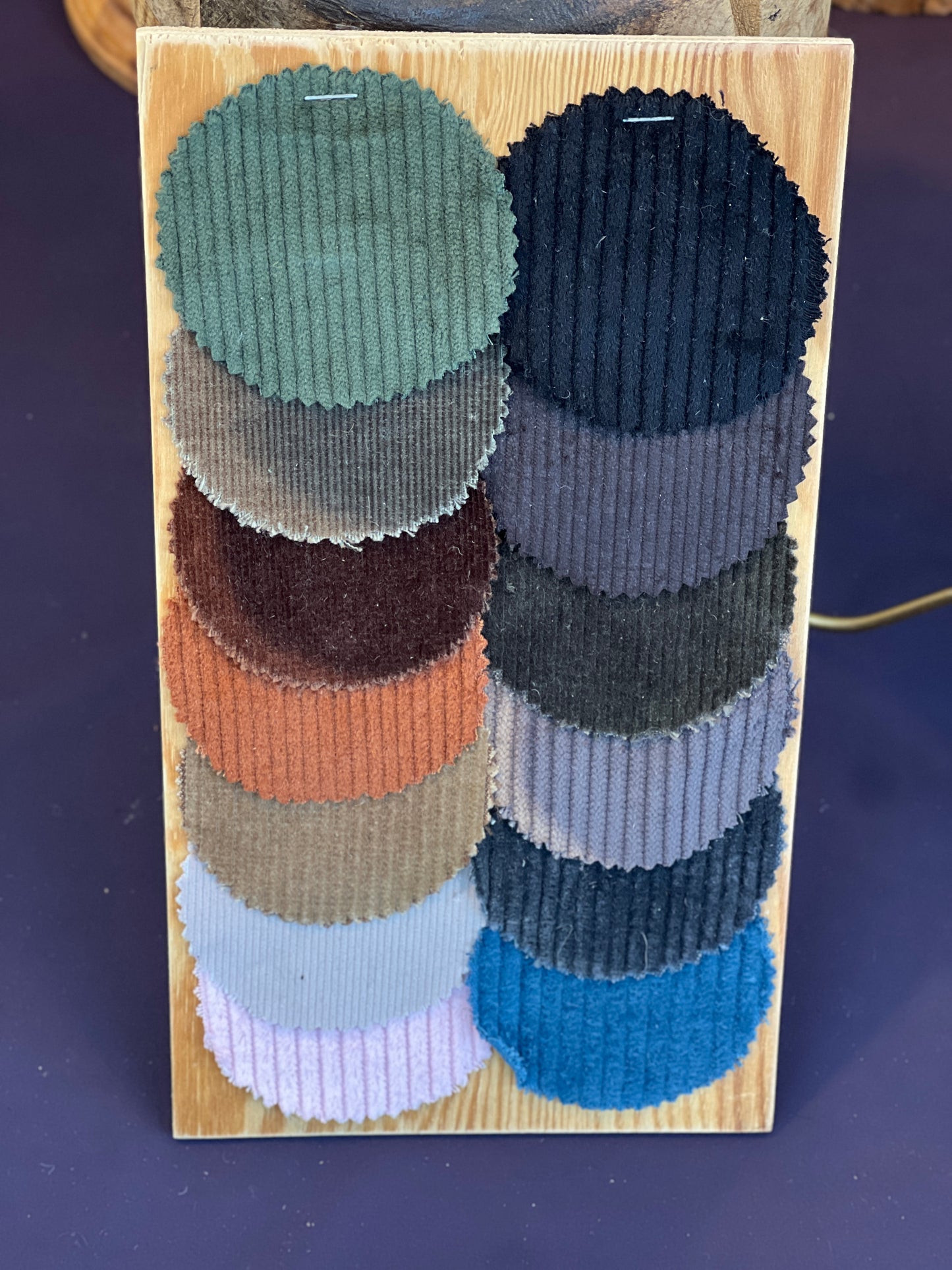 Studio Bosche Handgemachte Prinz Heinrich Mütze Ciro Baumwoll Kord Grün Farbkarte