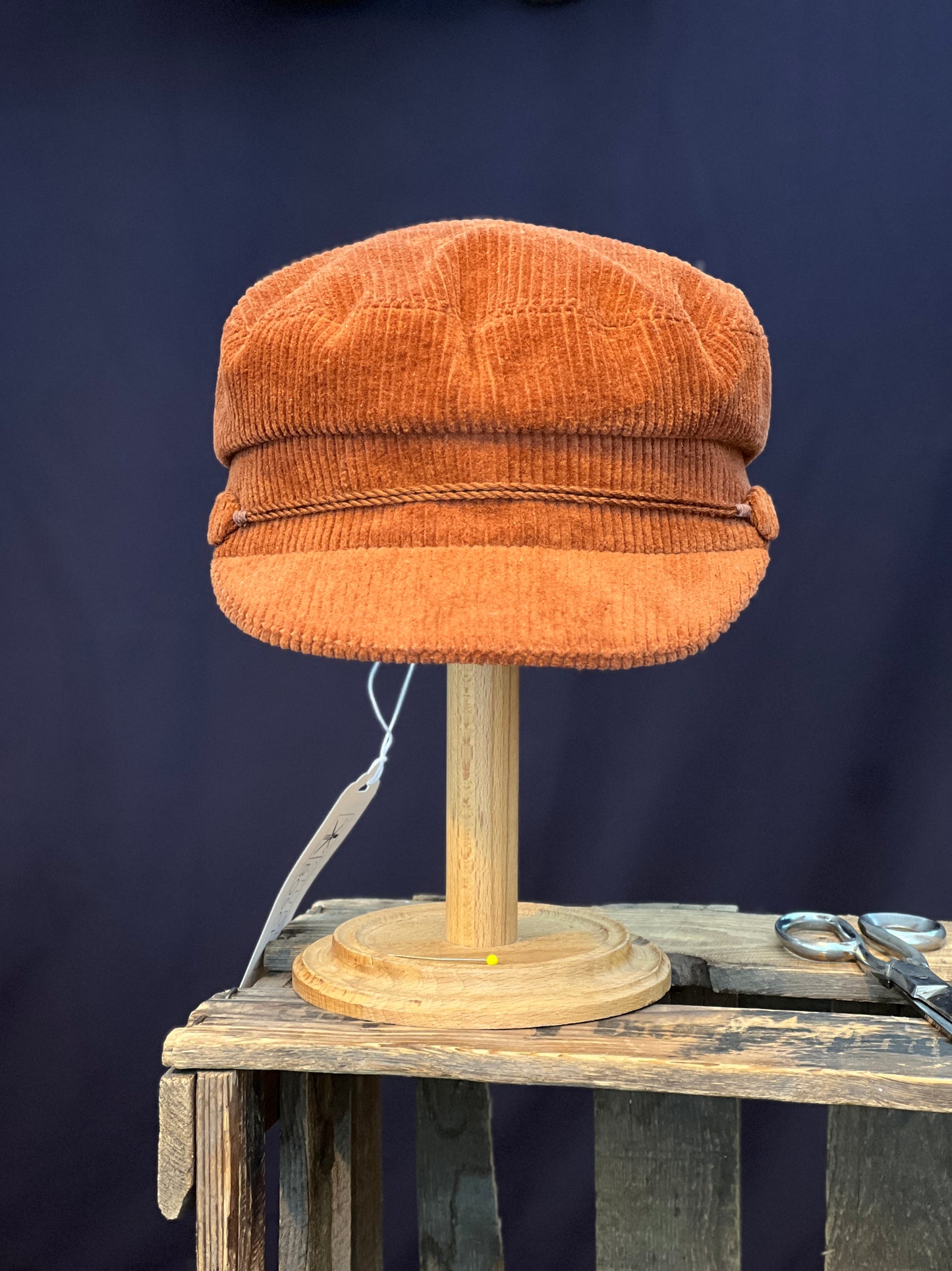 Studio Bosche Handgemachte Prinz Heinrich Mütze Ciro Baumwoll Kord Orange Vorne