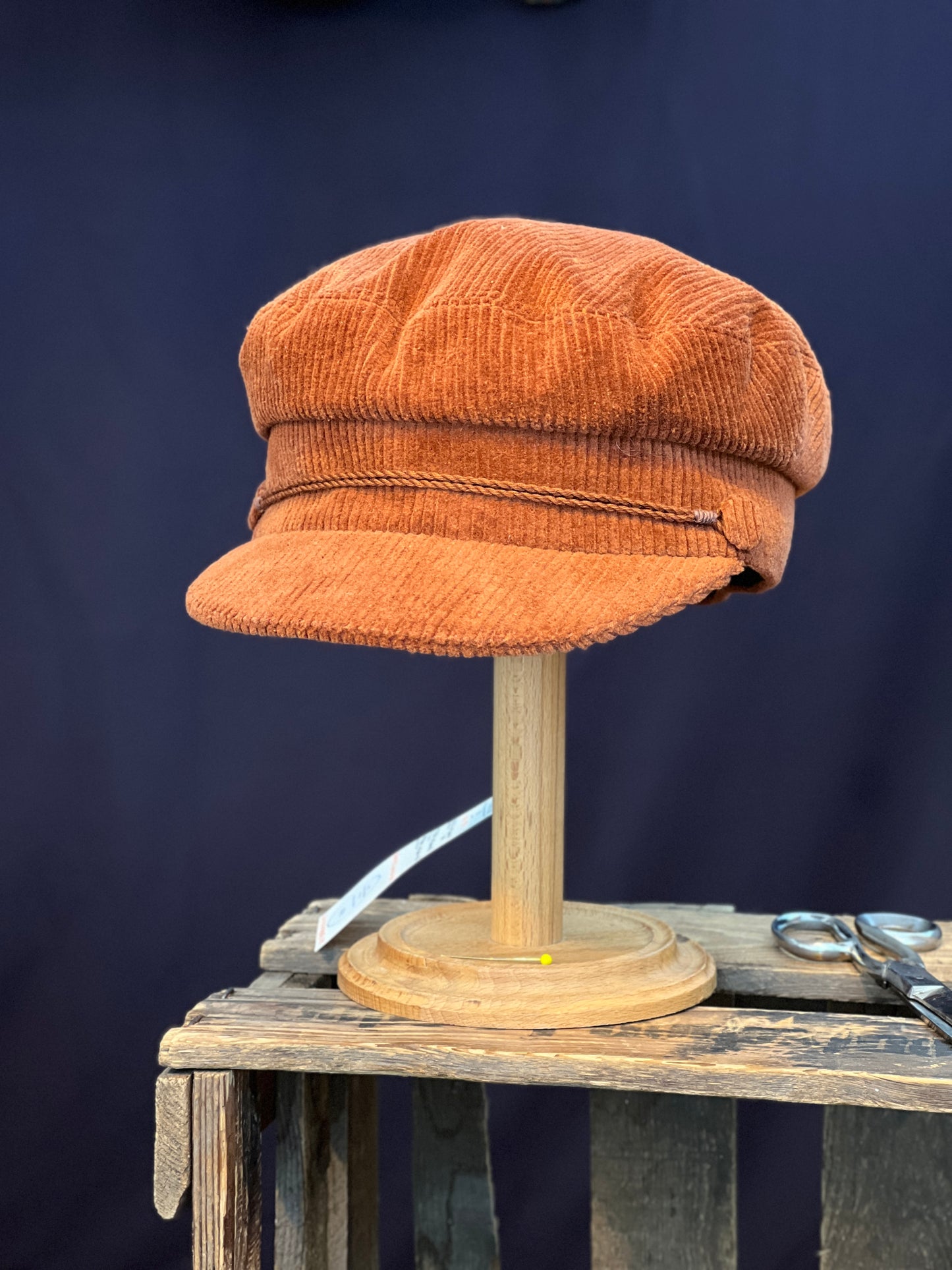 Studio Bosche Handgemachte Prinz Heinrich Mütze Ciro Baumwoll Kord Orange Seite Vorne