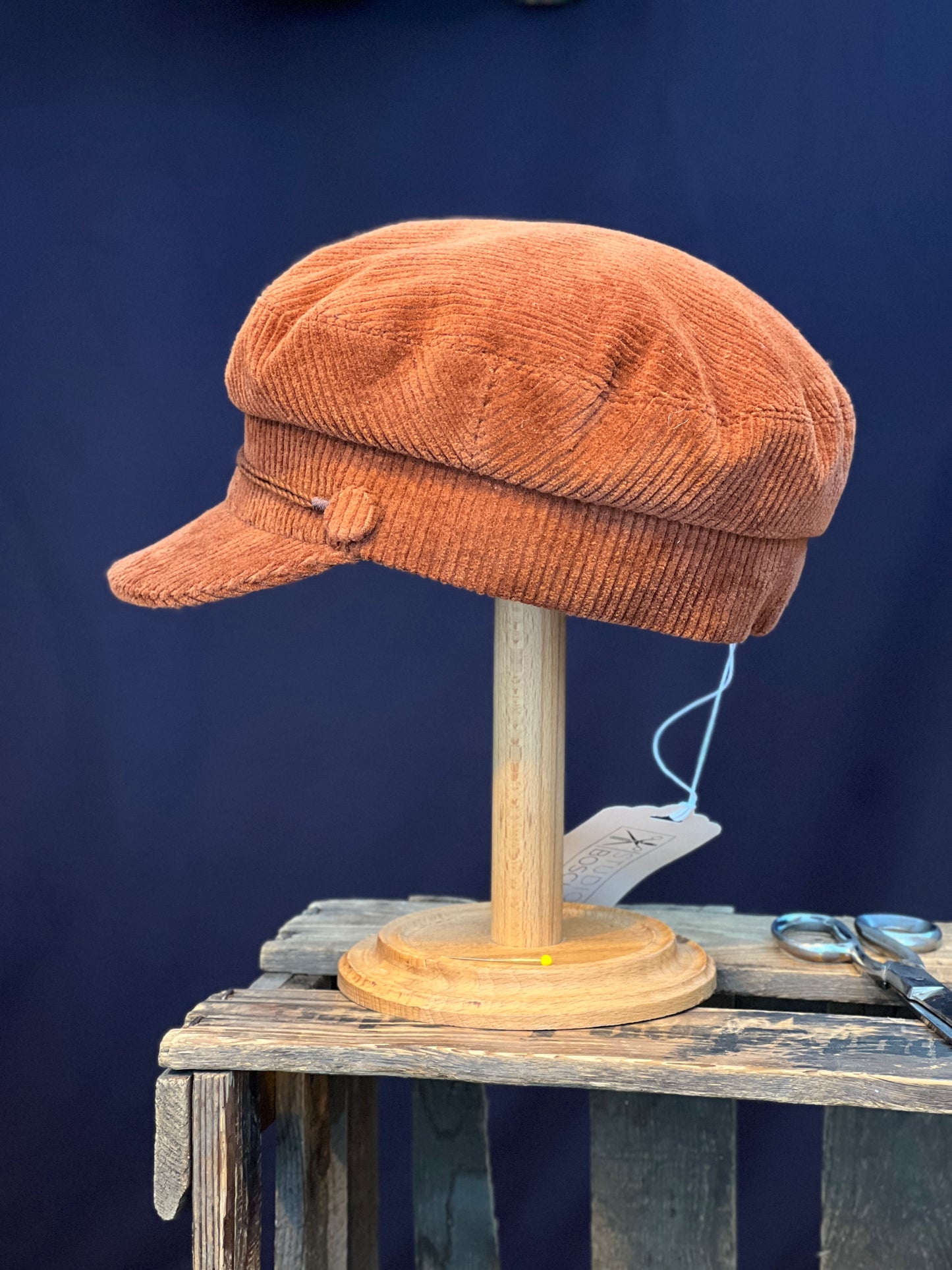 Studio Bosche Handgemachte Prinz Heinrich Mütze Ciro Baumwoll Kord Orange Seite