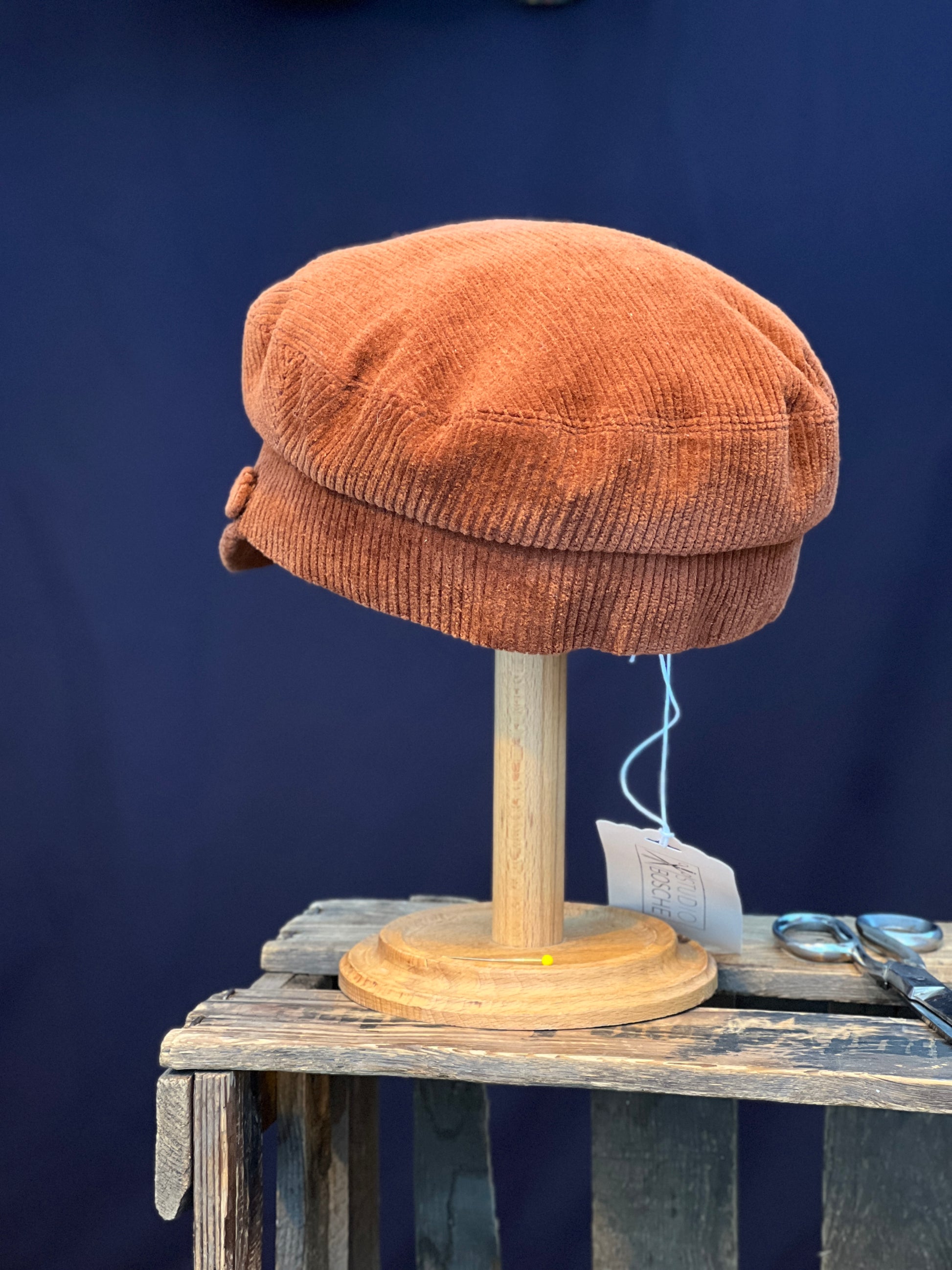 Studio Bosche Handgemachte Prinz Heinrich Mütze Ciro Baumwoll Kord Orange Seite Hinten