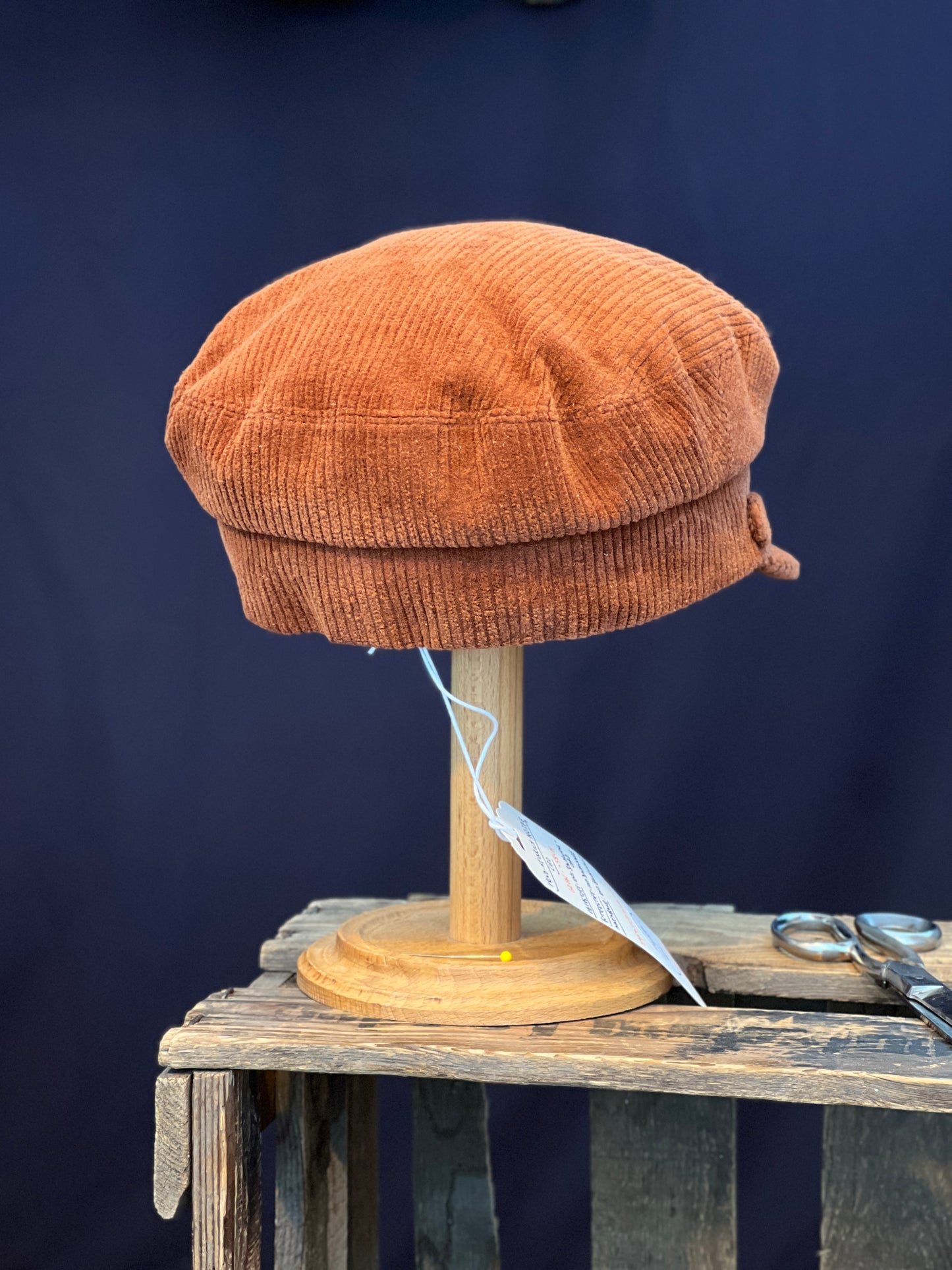 Studio Bosche Handgemachte Prinz Heinrich Mütze Ciro Baumwoll Kord Orange Hinten Seite