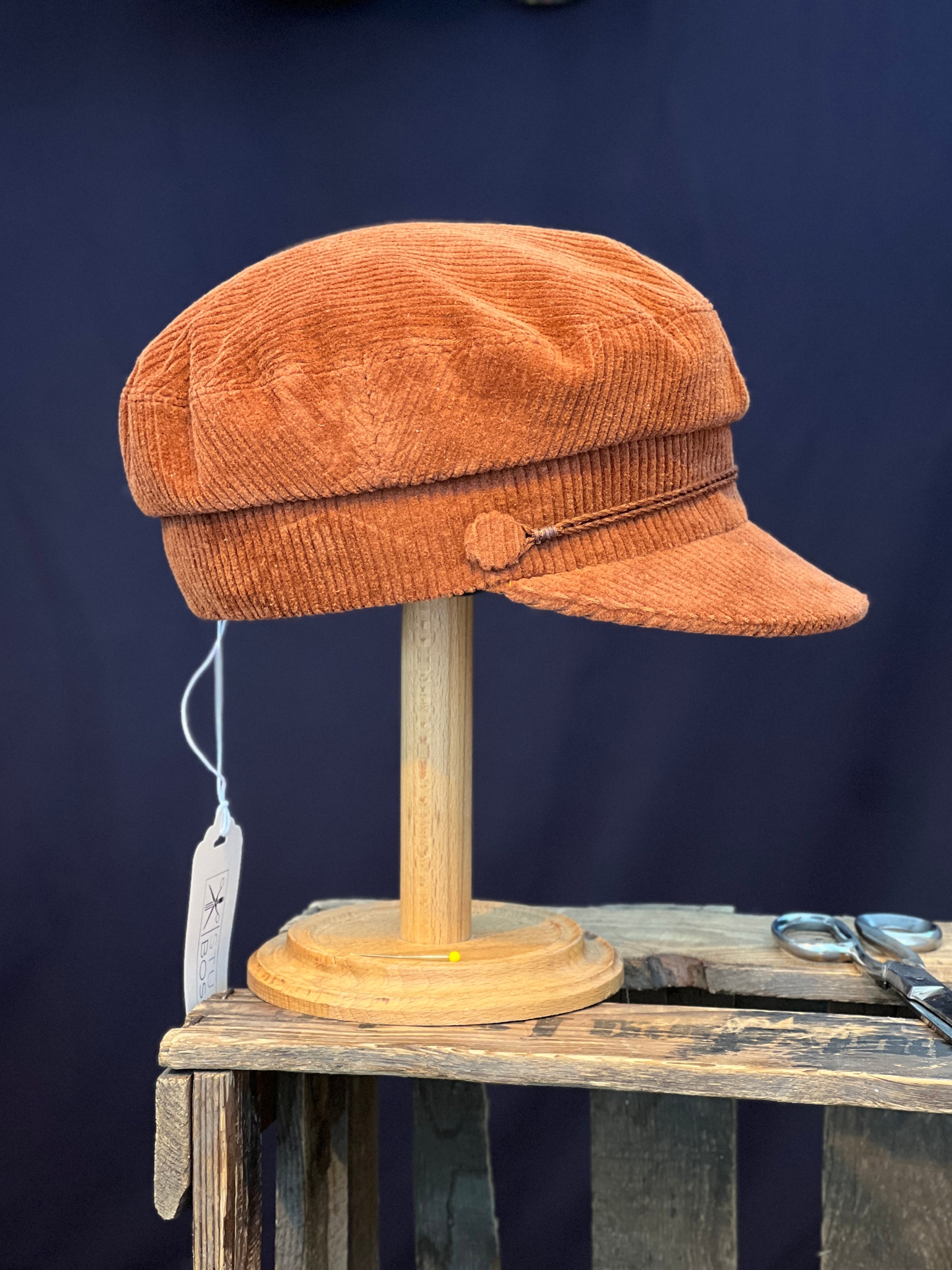 Studio Bosche Handgemachte Prinz Heinrich Mütze Ciro Baumwoll Kord Orange Seite