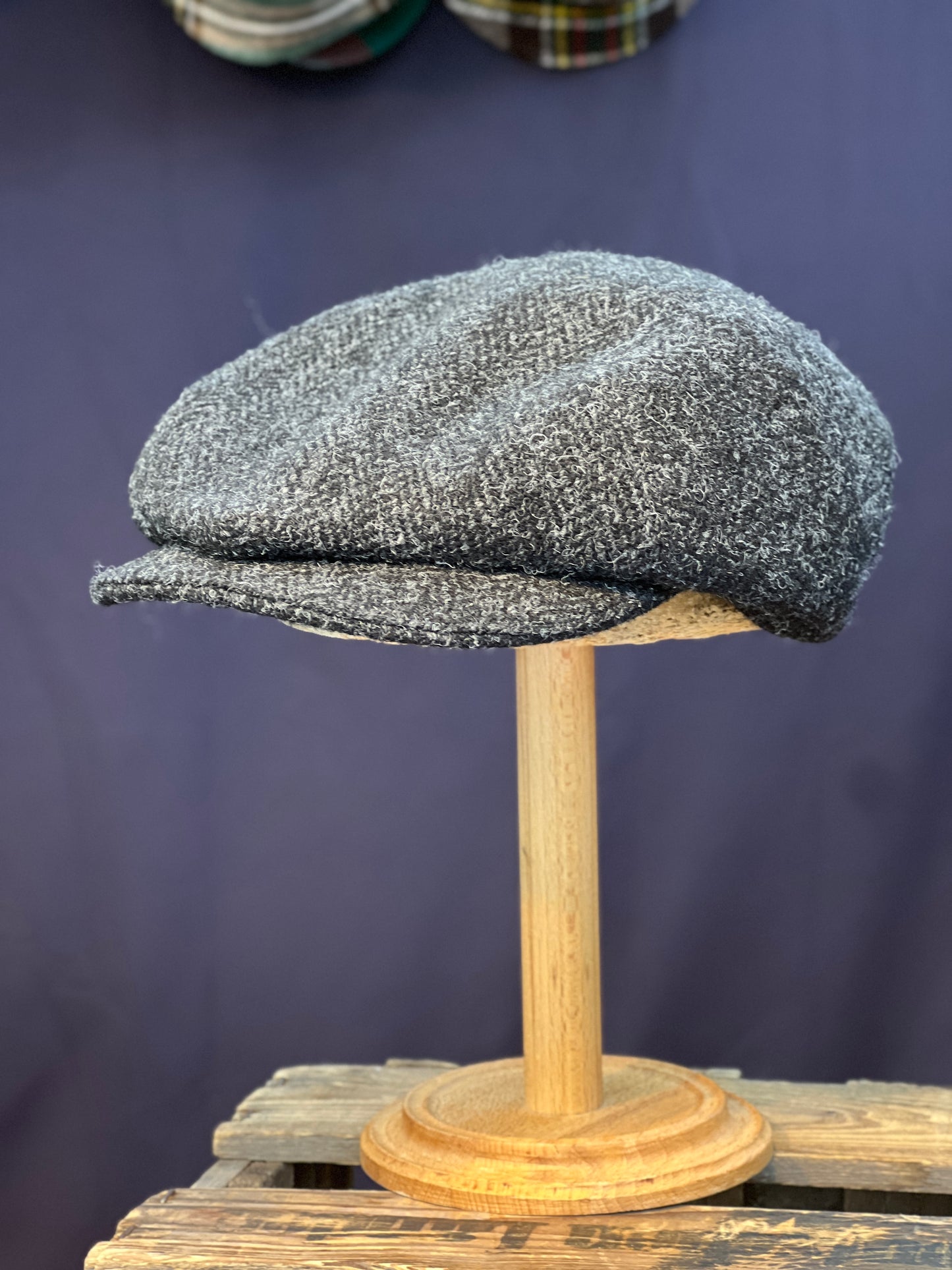 Studio Bosche 20er Jahre Mütze Ruko Handgefertigt Harris Tweed Wolle Anthrazit Seite Vorne