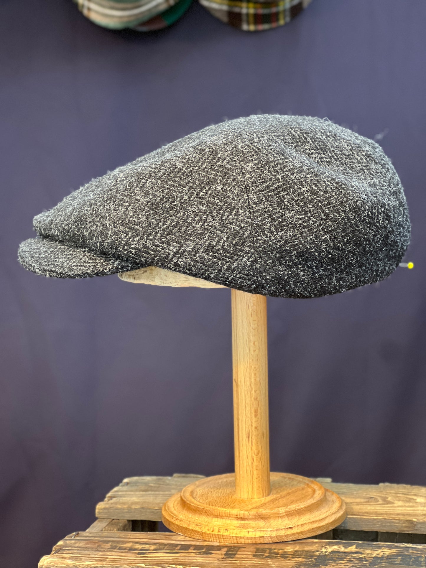 Studio Bosche 20er Jahre Mütze Ruko Handgefertigt Harris Tweed Wolle Anthrazit Seite Links