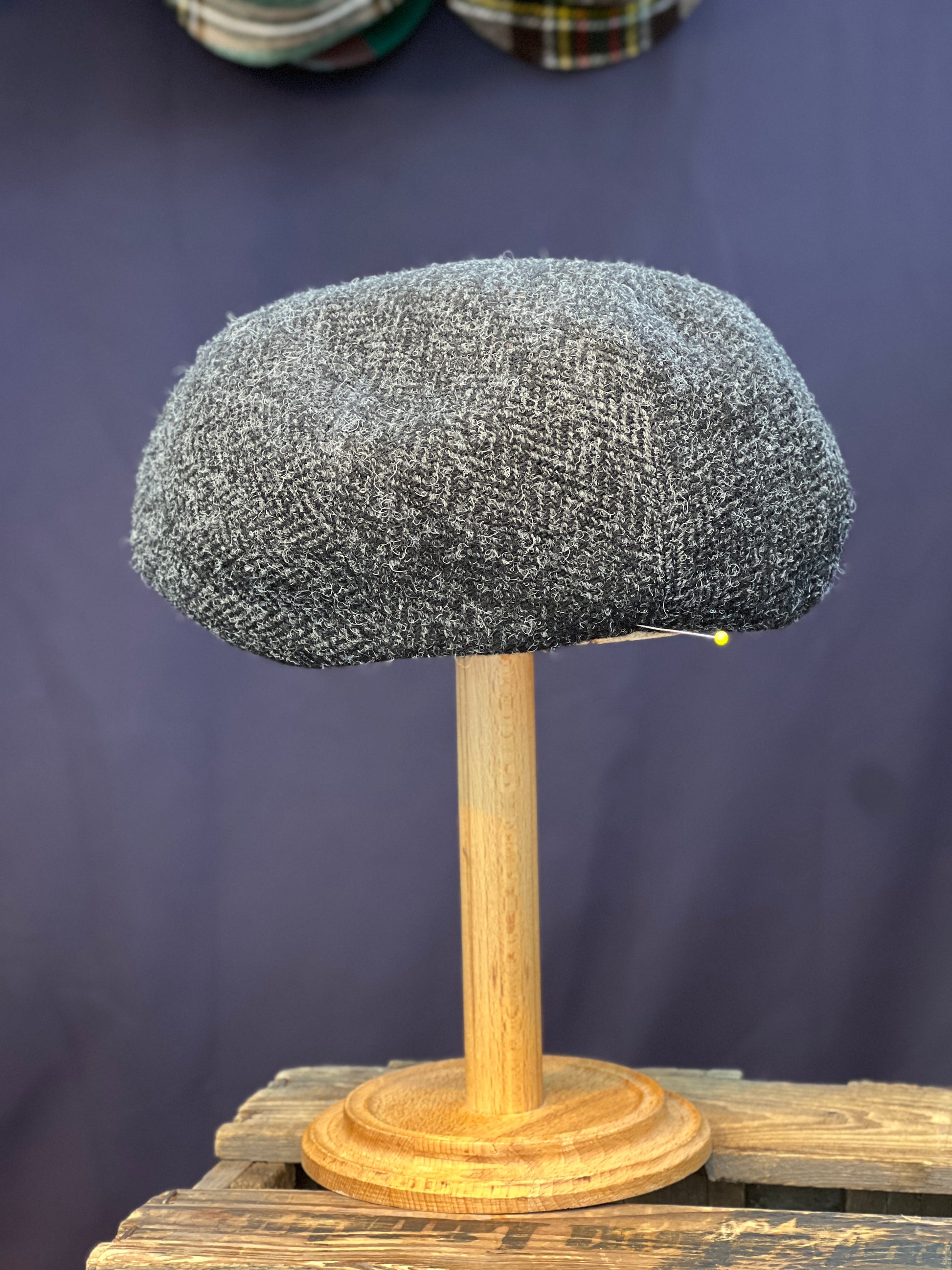 Studio Bosche 20er Jahre Mütze Ruko Handgefertigt Harris Tweed Wolle Anthrazit Hinten