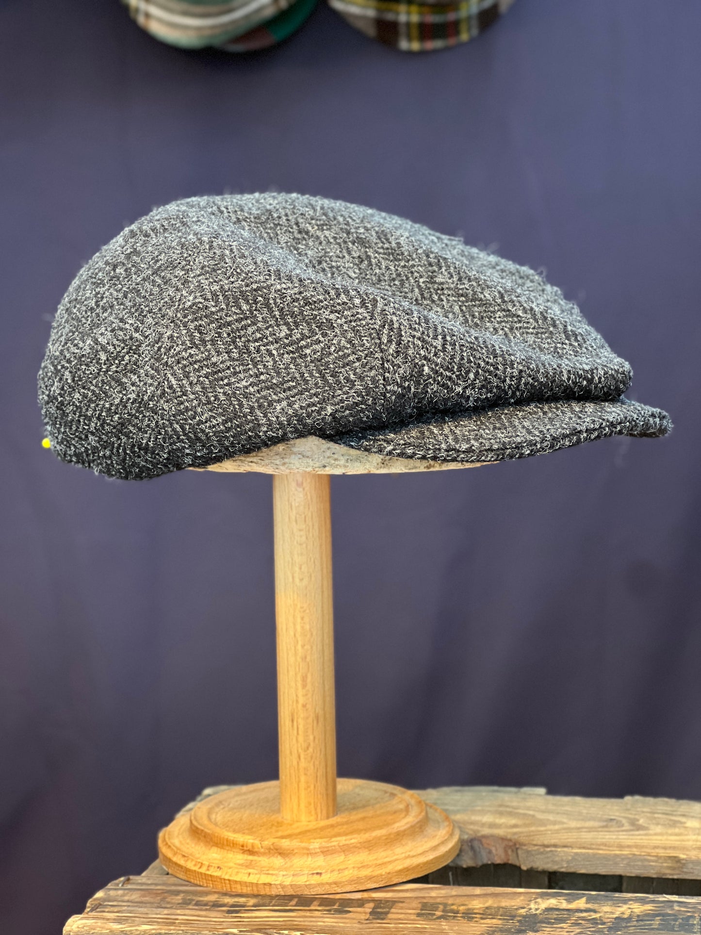 Studio Bosche 20er Jahre Mütze Ruko Handgefertigt Harris Tweed Wolle Anthrazit Vorne Seite