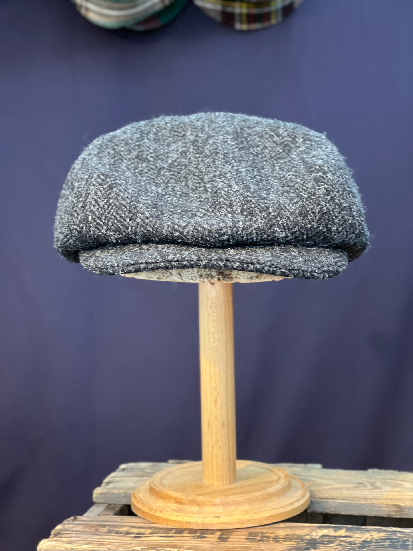 Studio Bosche 20er Jahre Mütze Ruko Handgefertigt Harris Tweed Wolle Anthrazit Vorne