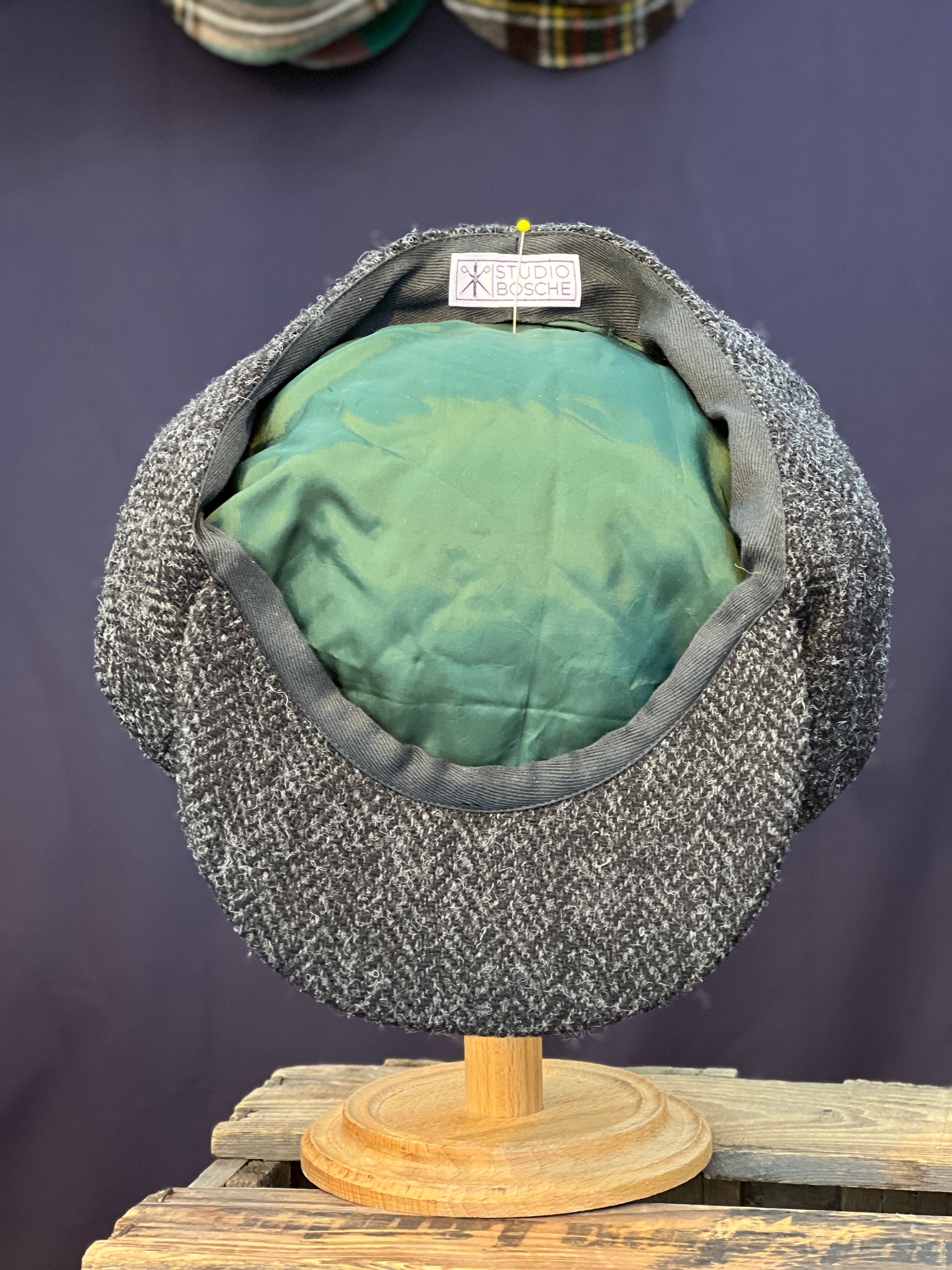 Studio Bosche 20er Jahre Mütze Ruko Handgefertigt Harris Tweed Wolle Anthrazit Innen