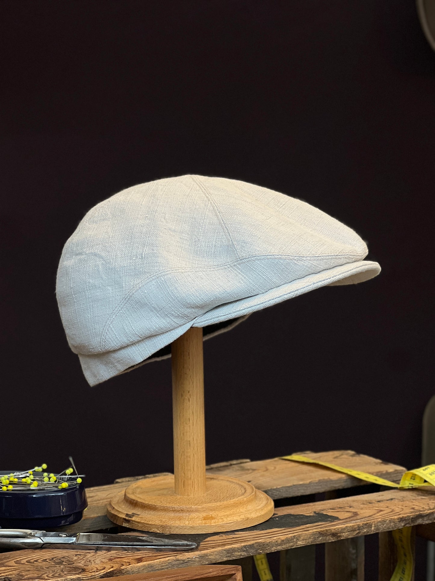 Gale 009 Schiebermütze Handgefertigt aus Leinen in Cremeweiß Seite Vorne