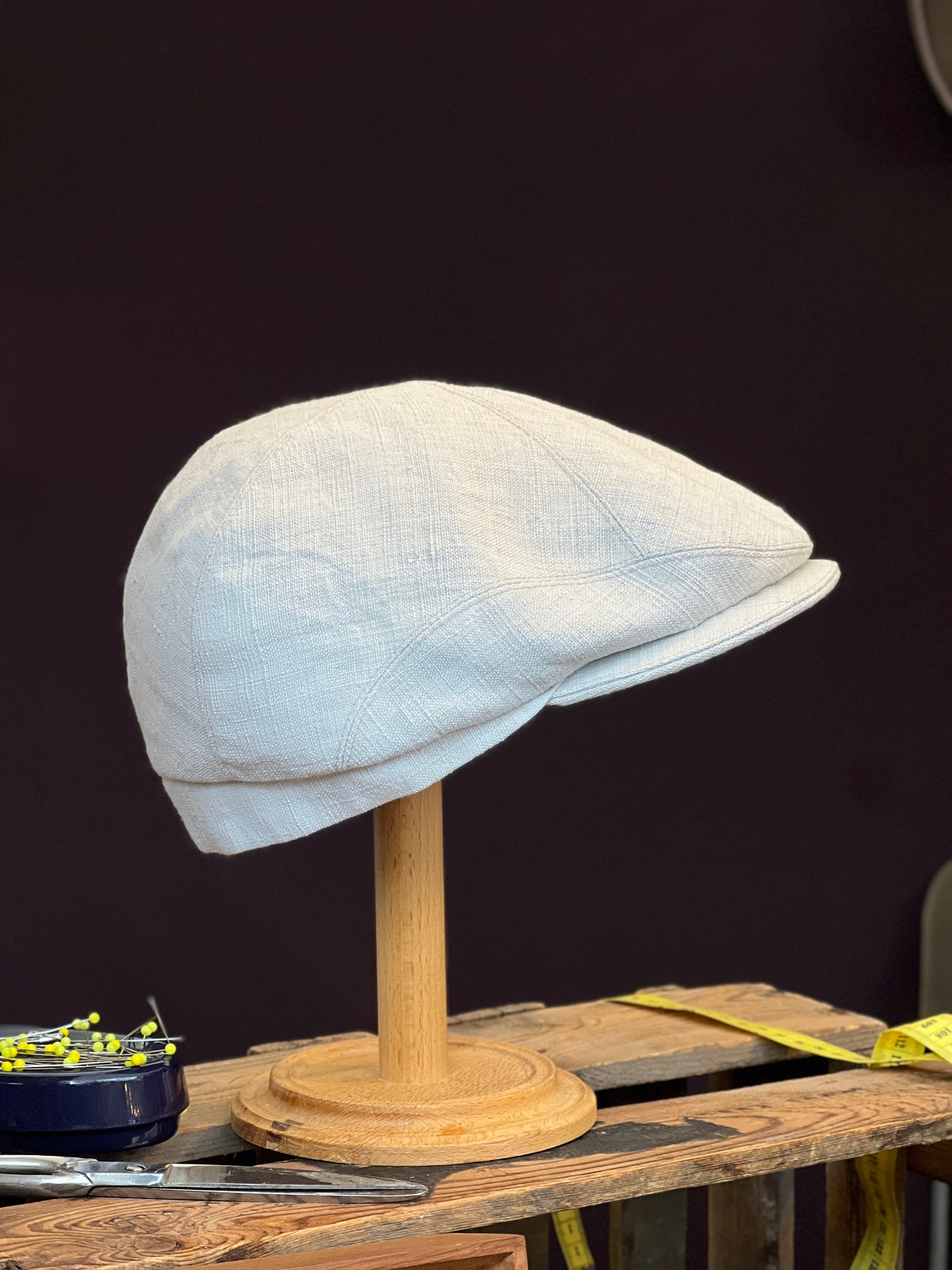 Gale 009 Schiebermütze Handgefertigt aus Leinen in Cremeweiß Seite Rechts