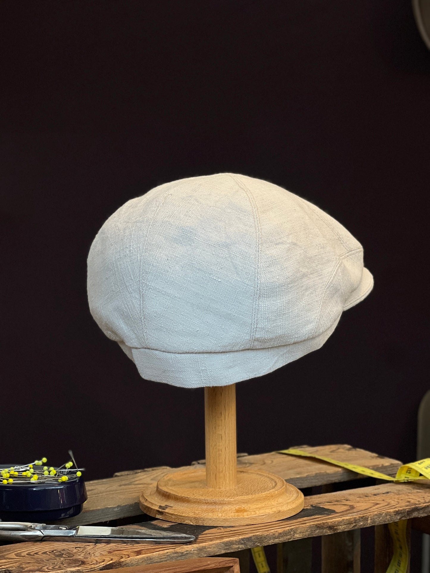 Gale 009 Schiebermütze Handgefertigt aus Leinen in Cremeweiß Hinten Seite