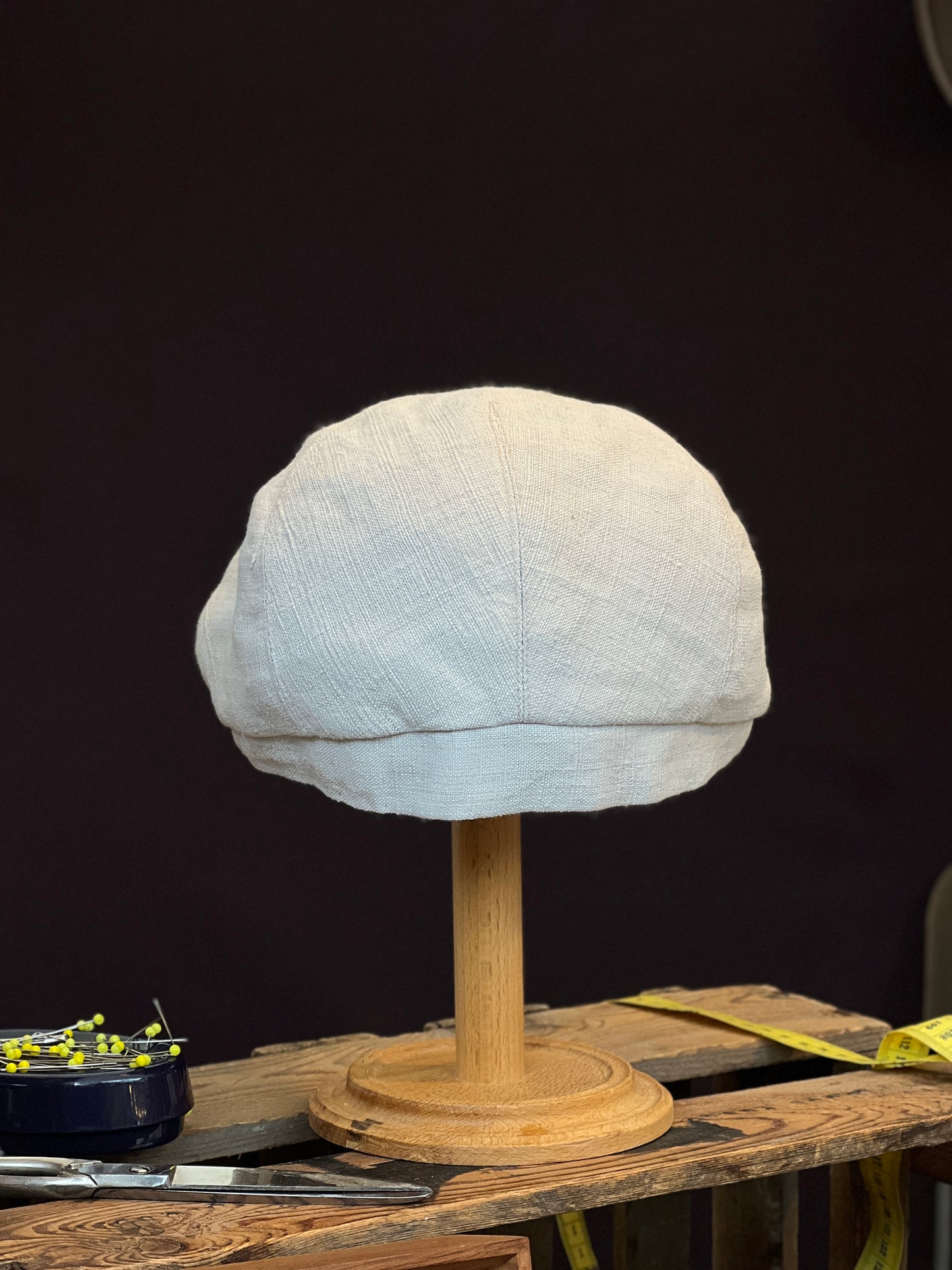 Gale 009 Schiebermütze Handgefertigt aus Leinen in Cremeweiß Hinten