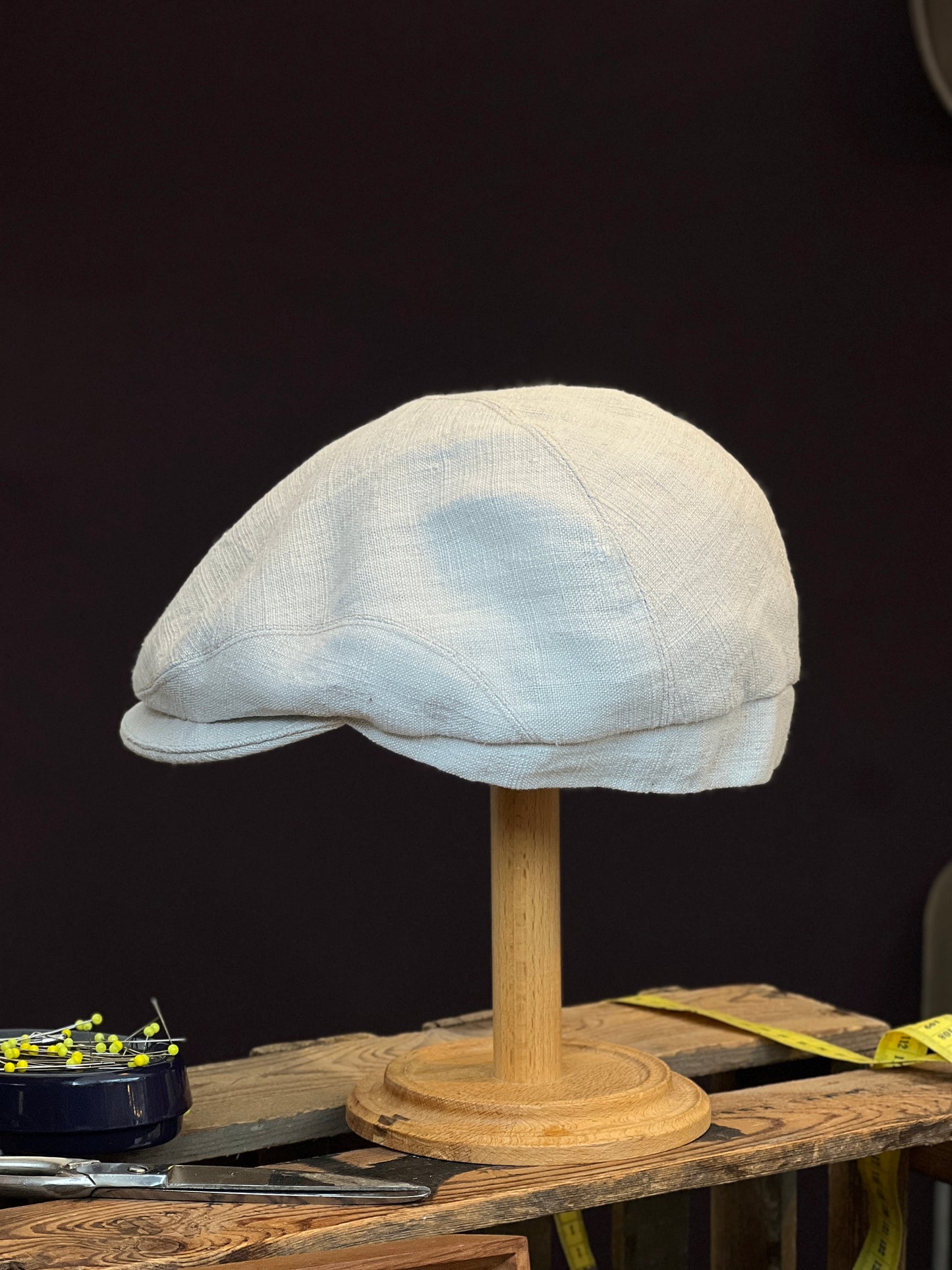 Gale 009 Schiebermütze Handgefertigt aus Leinen in Cremeweiß Seite Hinten