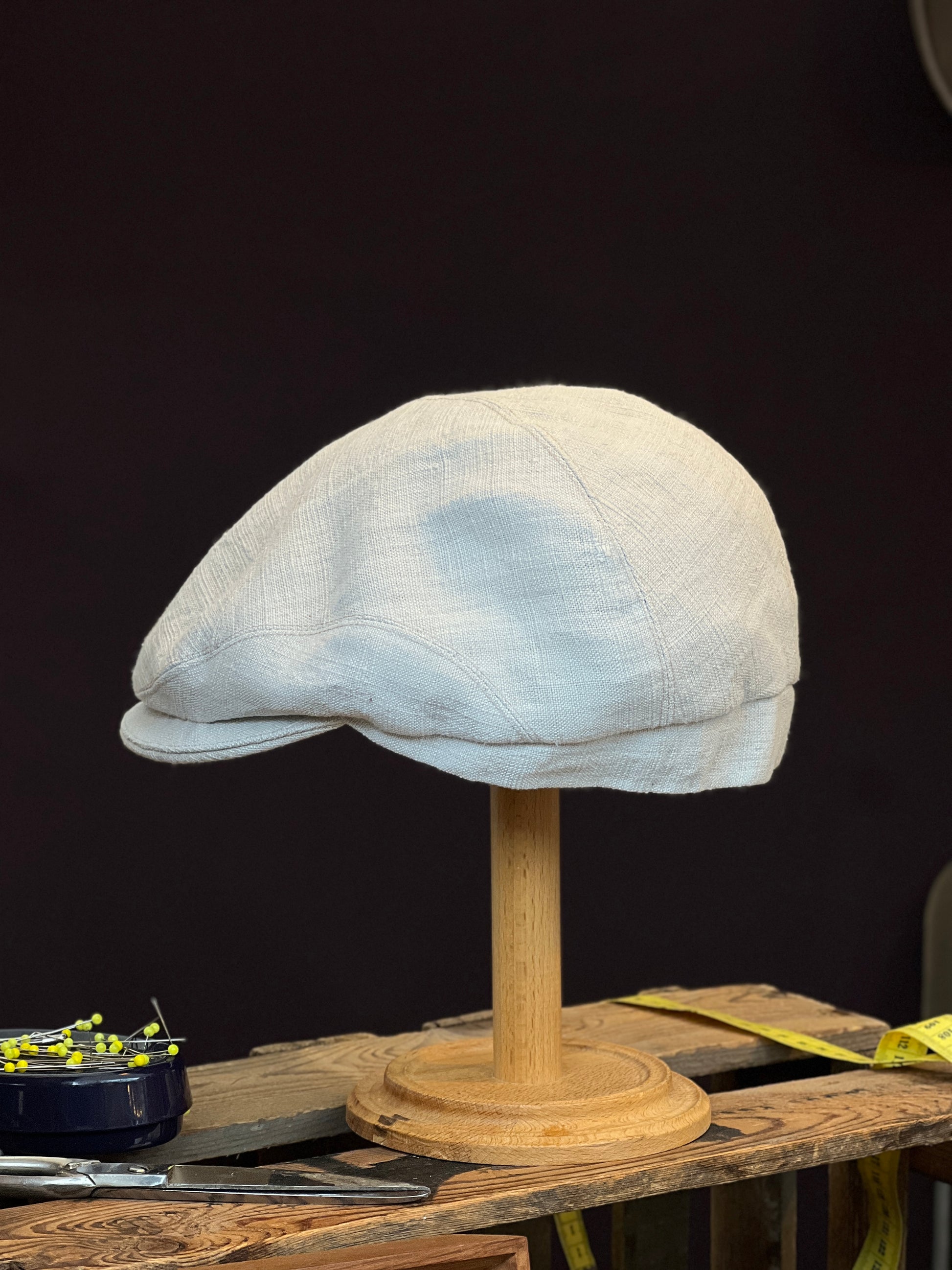 Gale 009 Schiebermütze Handgefertigt aus Leinen in Cremeweiß Seite Hinten