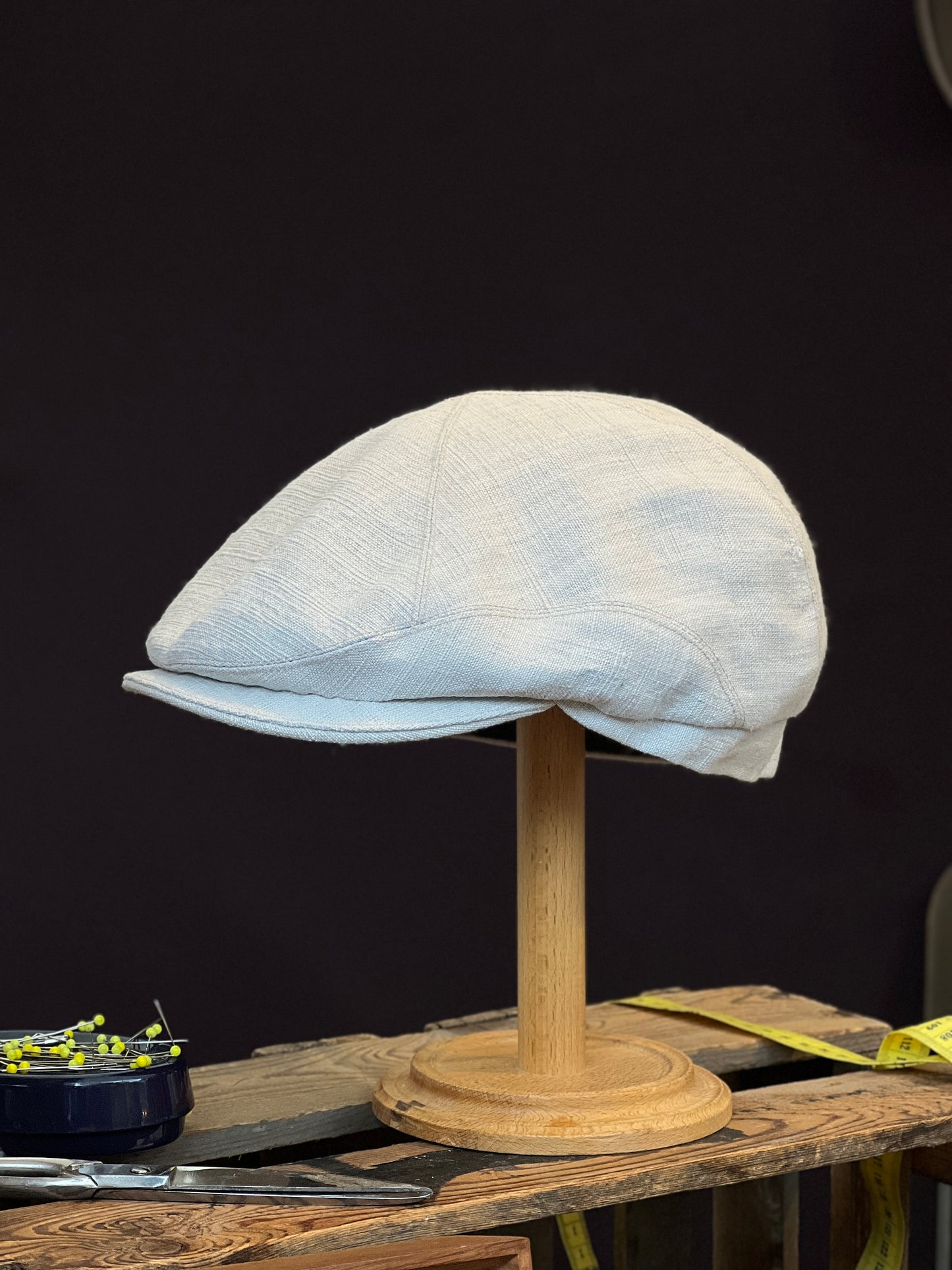 Gale 009 Schiebermütze Handgefertigt aus Leinen in Cremeweiß Seite Links