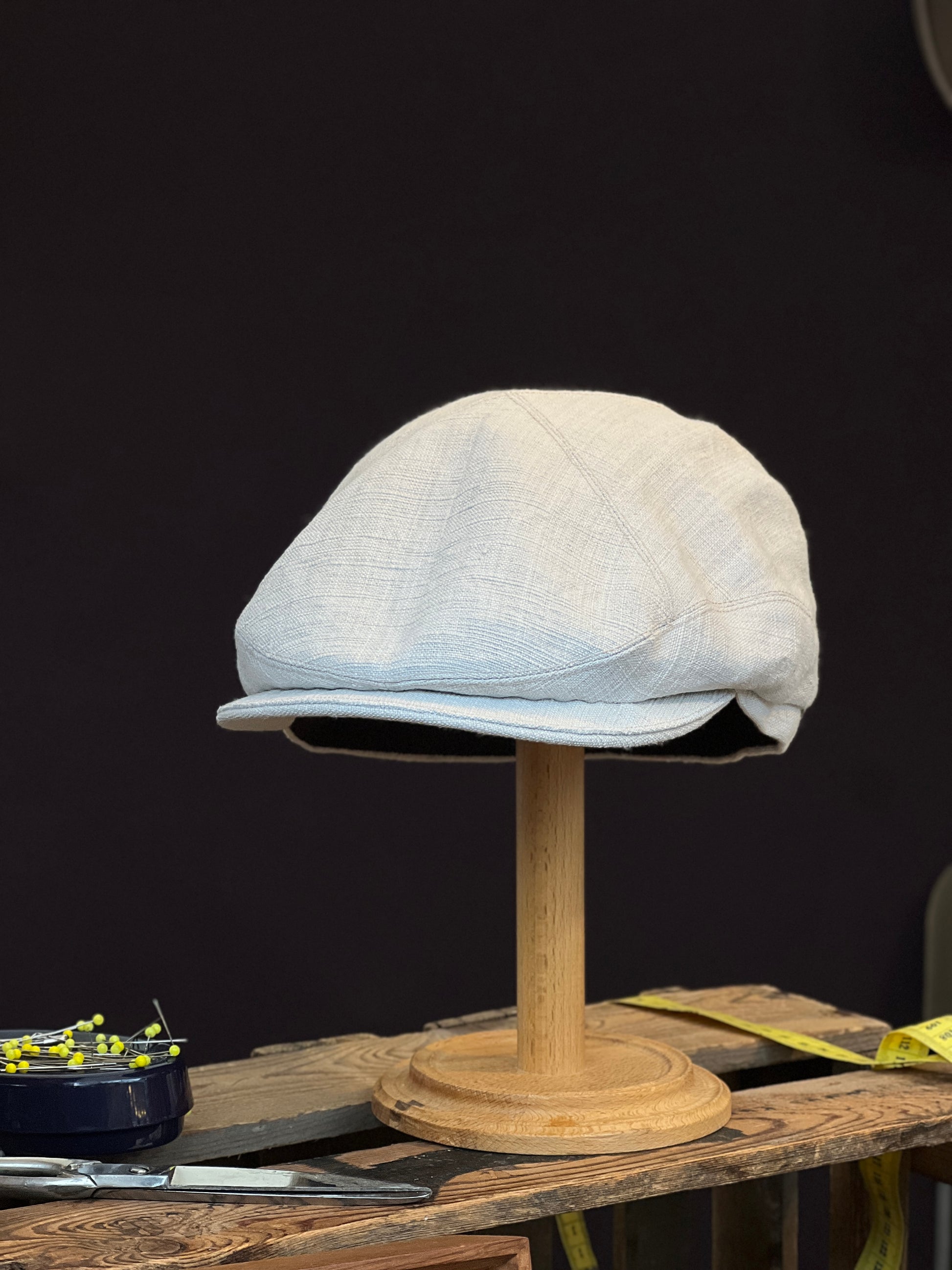 Gale 009 Schiebermütze Handgefertigt aus Leinen in Cremeweiß Vorne Seite