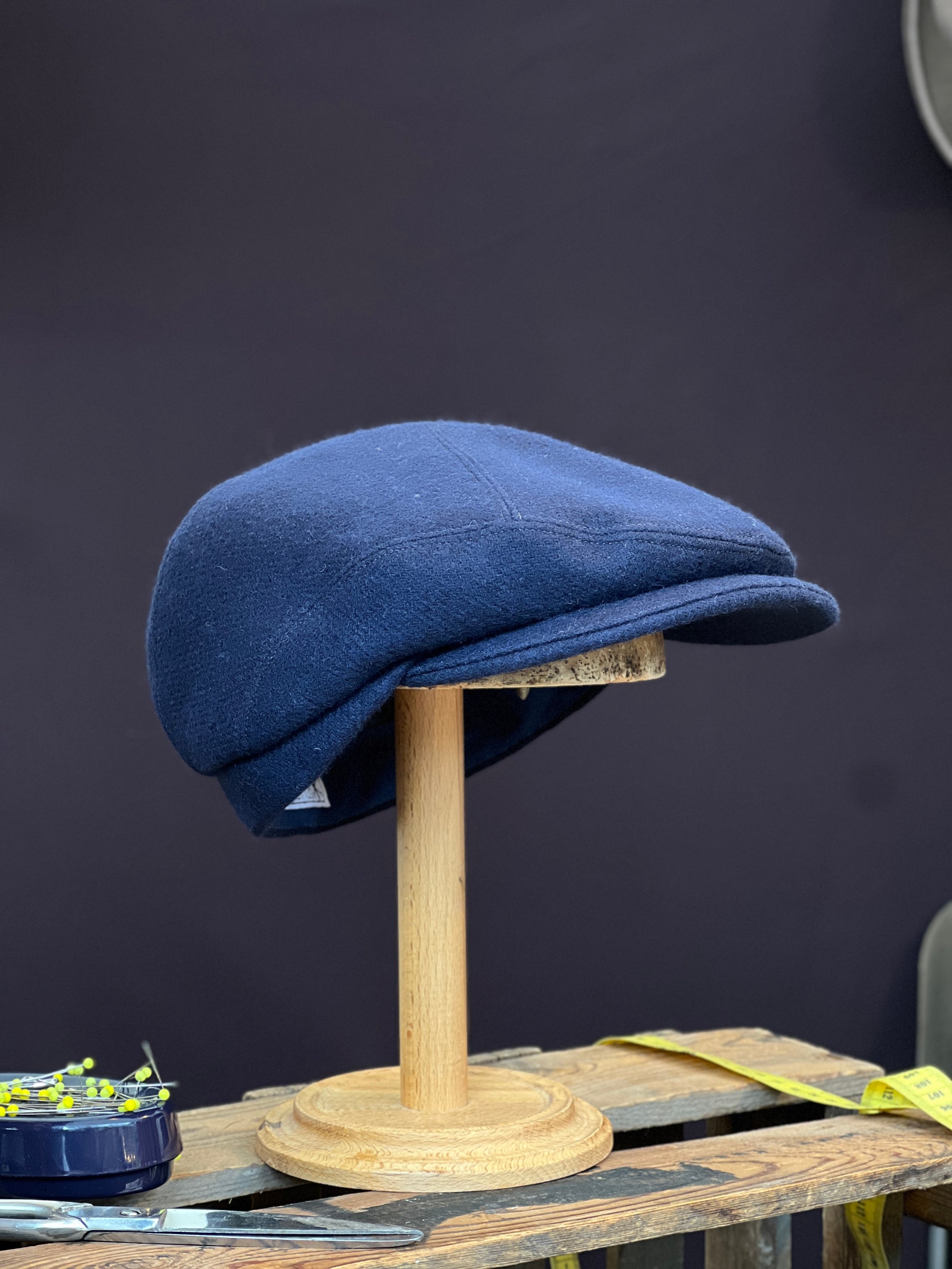 Handgefertigte Studio Bosche Schiebermütze aus Wolle in Navy Blau Vorne Seite