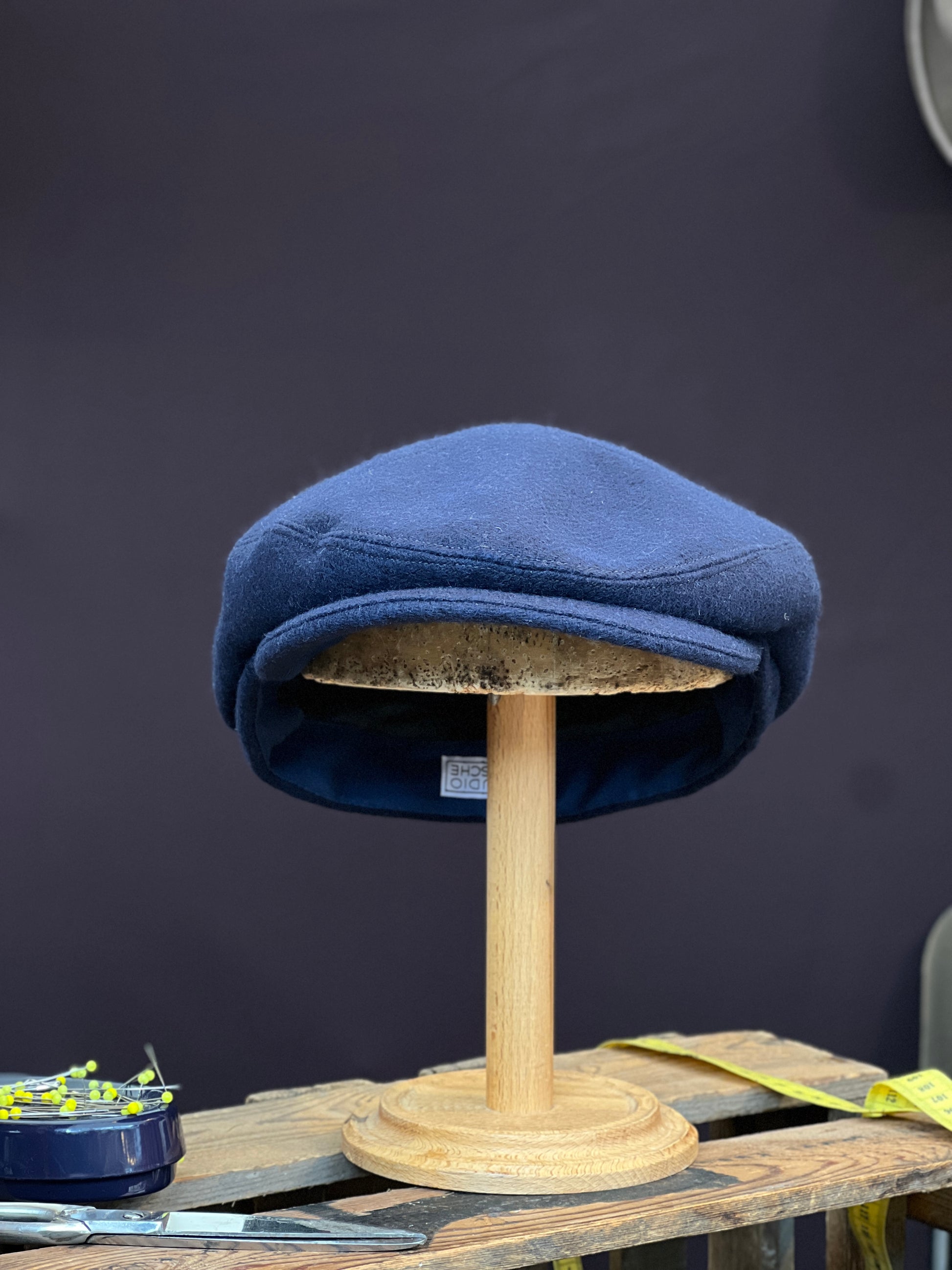 Handgefertigte Studio Bosche Schiebermütze aus Wolle in Navy Blau Vorne