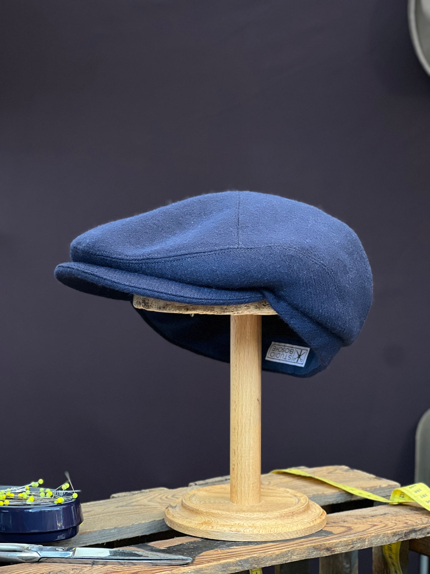 Handgefertigte Studio Bosche Schiebermütze aus Wolle in Navy Blau Seite