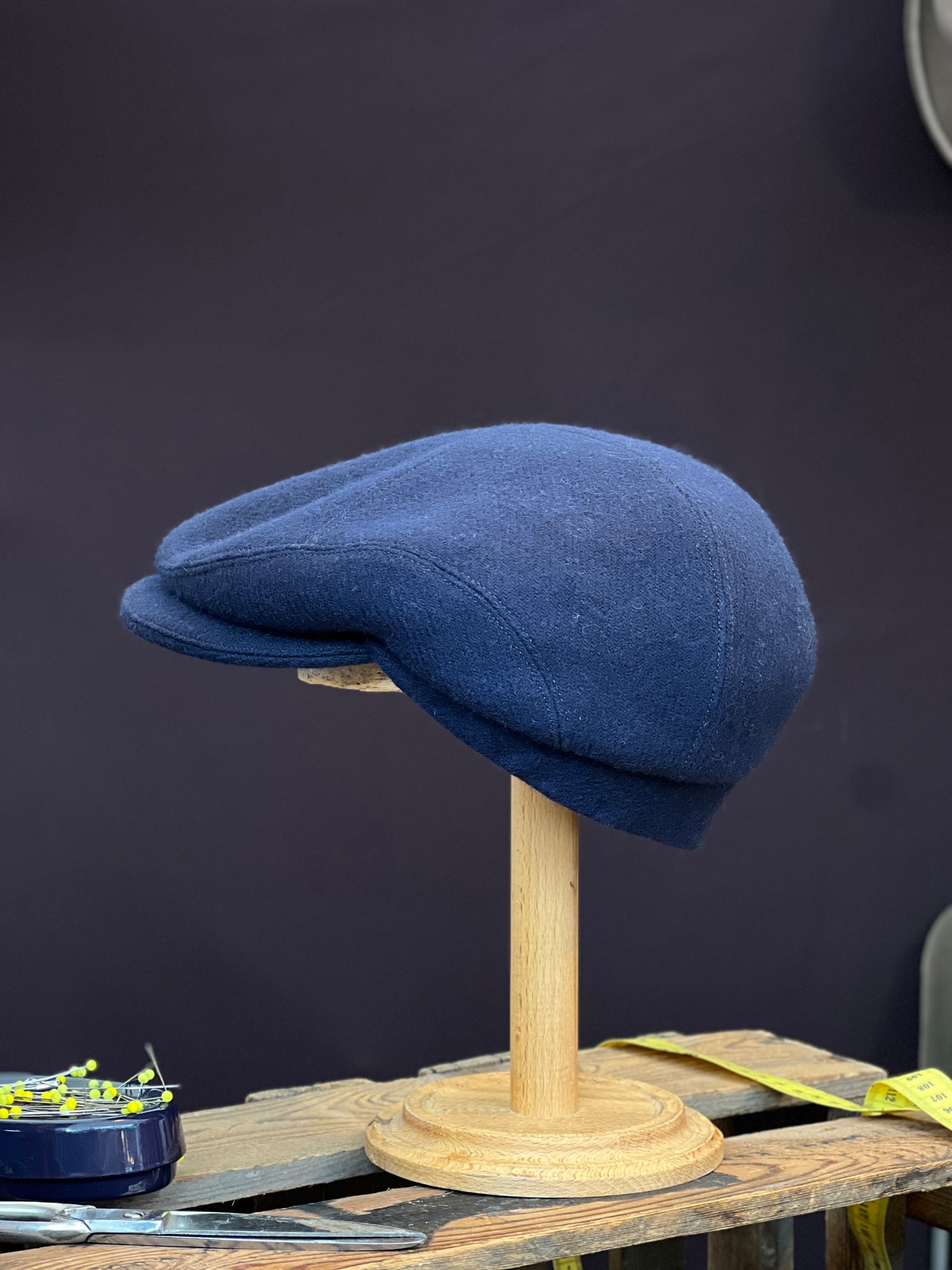 Handgefertigte Studio Bosche Schiebermütze aus Wolle in Navy Blau Seite Links